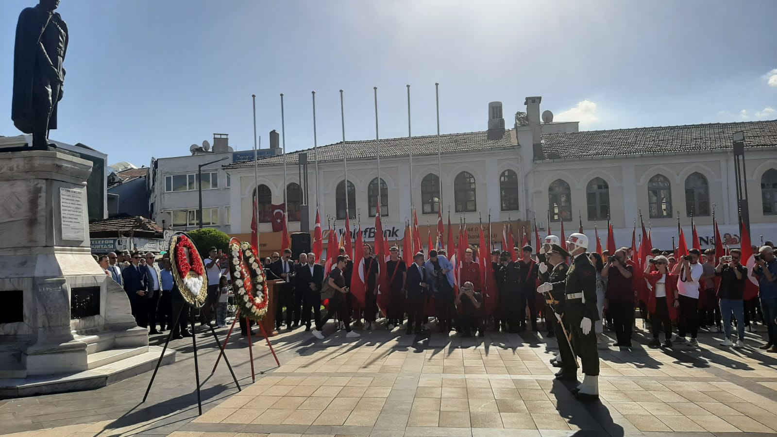 29 Ekim Cumhuriyet Bayramı Nedeniyle Atatürk Anıtına Çelenk Sunma Töreni Gerçekleştirildi