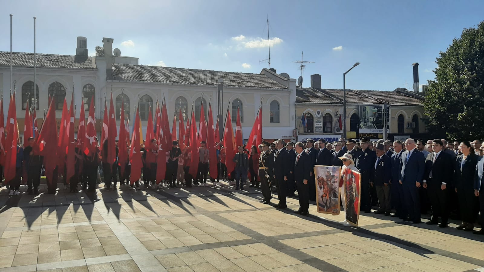 29 Ekim Cumhuriyet Bayramı Nedeniyle Atatürk Anıtına Çelenk Sunma Töreni Gerçekleştirildi