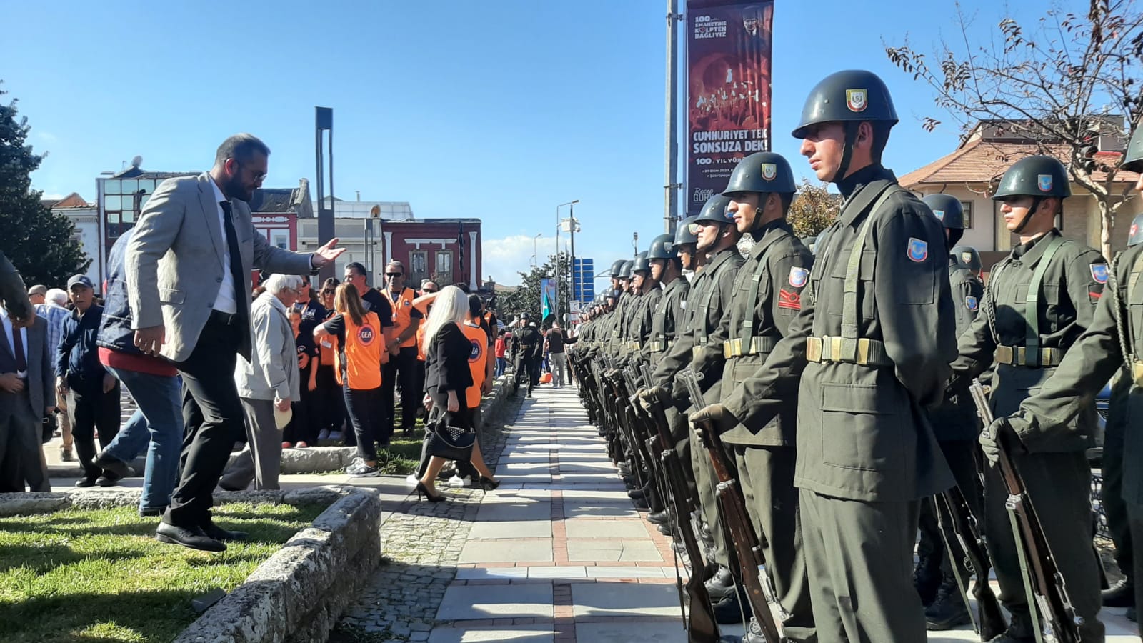 29 Ekim Cumhuriyet Bayramı Nedeniyle Atatürk Anıtına Çelenk Sunma Töreni Gerçekleştirildi