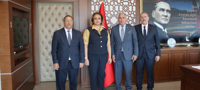 Edirne Ticaret İl Müdürü Sayın Mustafa KURT, İl Sivil Toplumla İlişkiler Müdürü Sayın Celali KOÇ ve İl Planlama ve Koordinasyon Müdürü Sayın Hasan ALTUNDAĞ İl Müdürümüz Sayın Ayşe SARI’ ya Ziyarette Bulundu