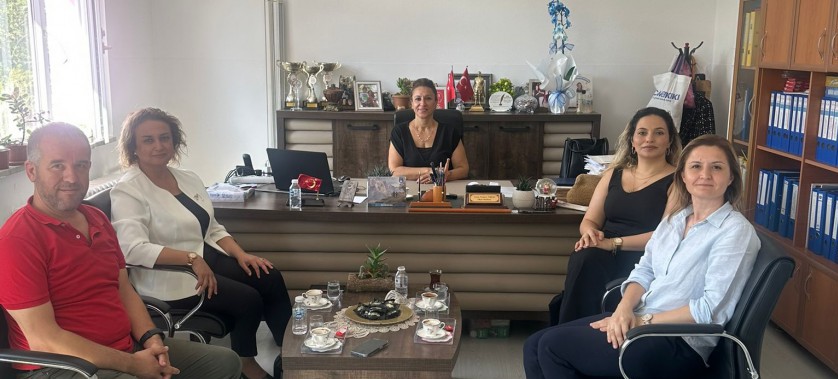 İl Müdürümüz Sayın Ayşe SARI Ticaret Borsası Ortaokulu Müdürü  Sayın Azize TURAN'a Ziyarette Bulundu