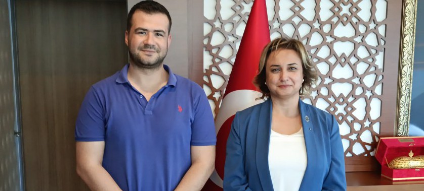 Osmaniye Kentsel Dönüşüm Müdürlüğü Personeli İnşaat Mühendisi Sayın Mustafa Ruşen DEMİRKOL İl Müdürümüz Sayın Ayşe SARI’ ya Ziyarette Bulundu