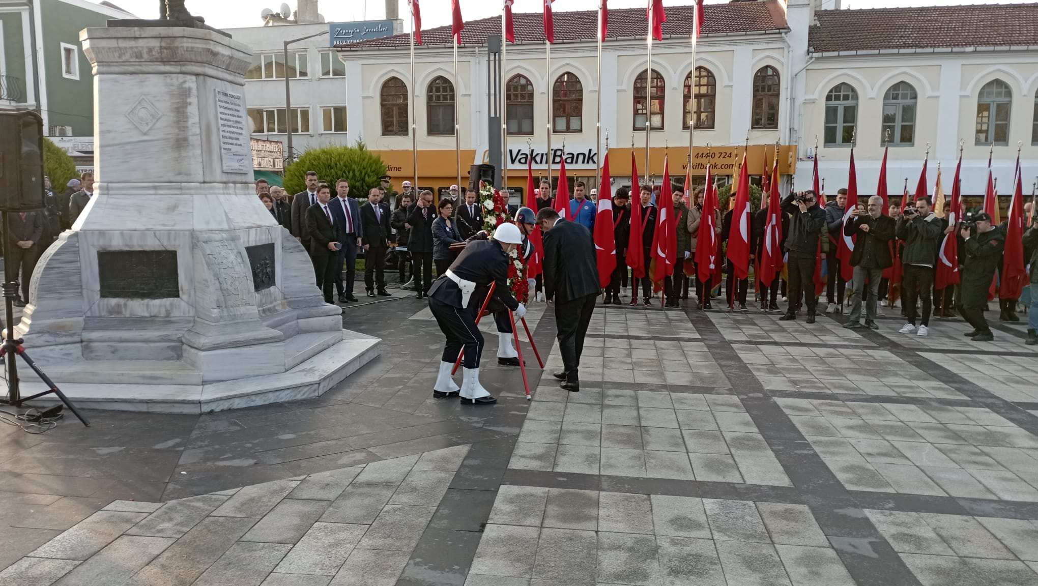 Cumhuriyetimizin Kurucusu Gazi Mustafa Kemal Atatürk ‘ün Ebediyete İntikali’nin 84. Yıl Dönümü Anma Programı Çelenk Sunma Töreni İle Başladı