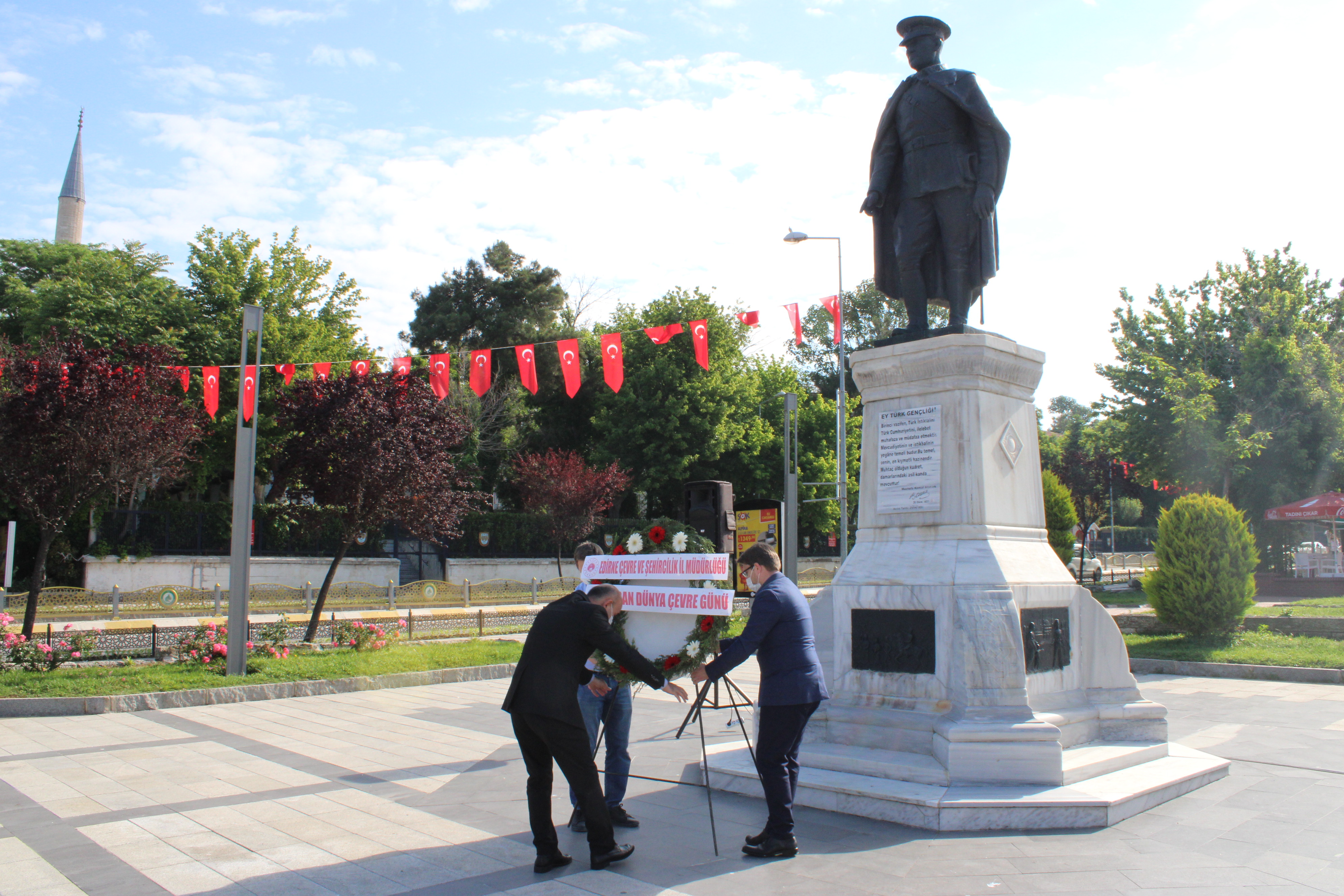 Dünya Çevre Günü Nedeniyle İl Müdürlüğümüzce Atatürk Anıtına Çelenk  Konuldu