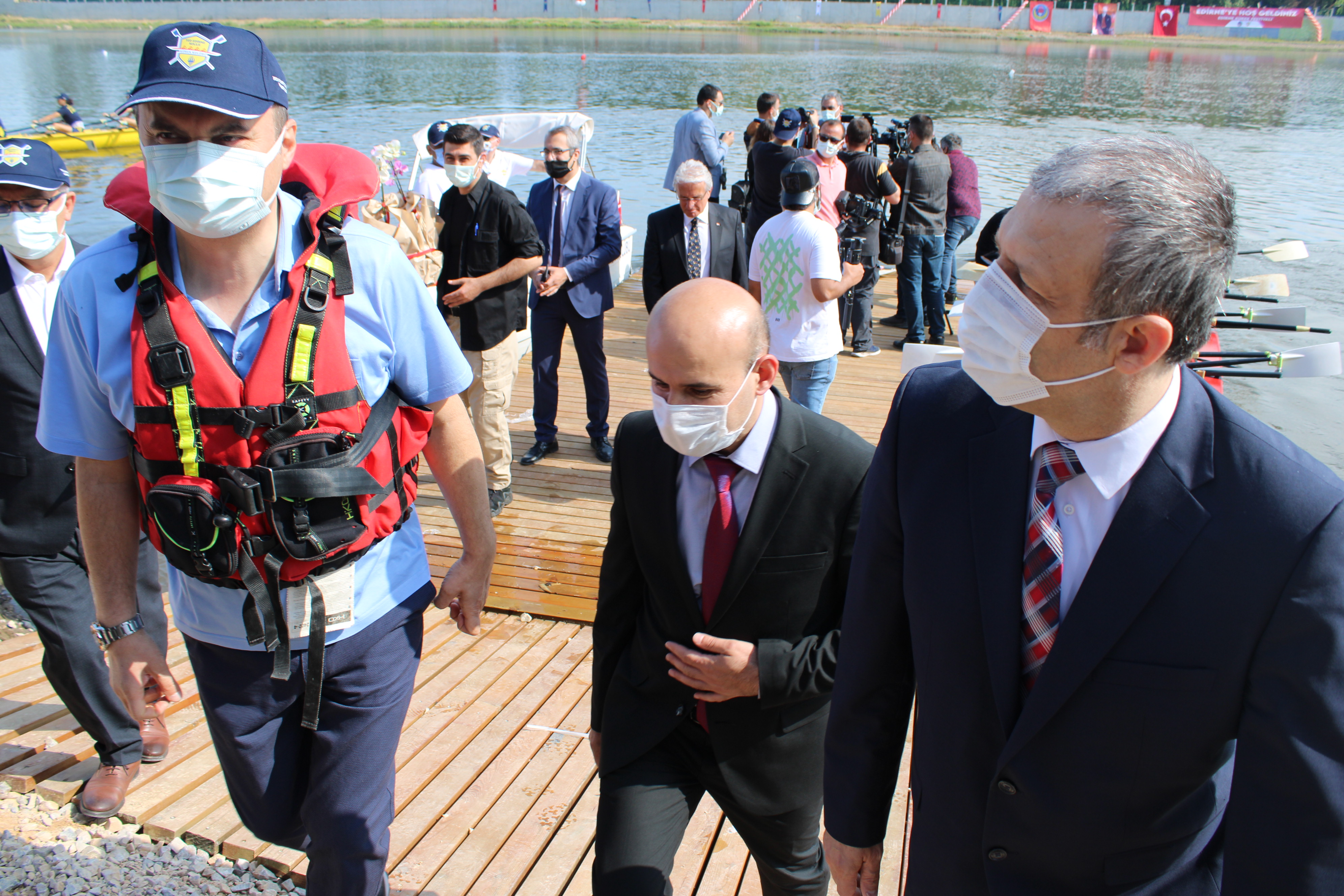 Dünya Çevre Günü Nedeniyle Sayın Valimiz  Ekrem CANALP 'e Çiçek Takdim Edildi