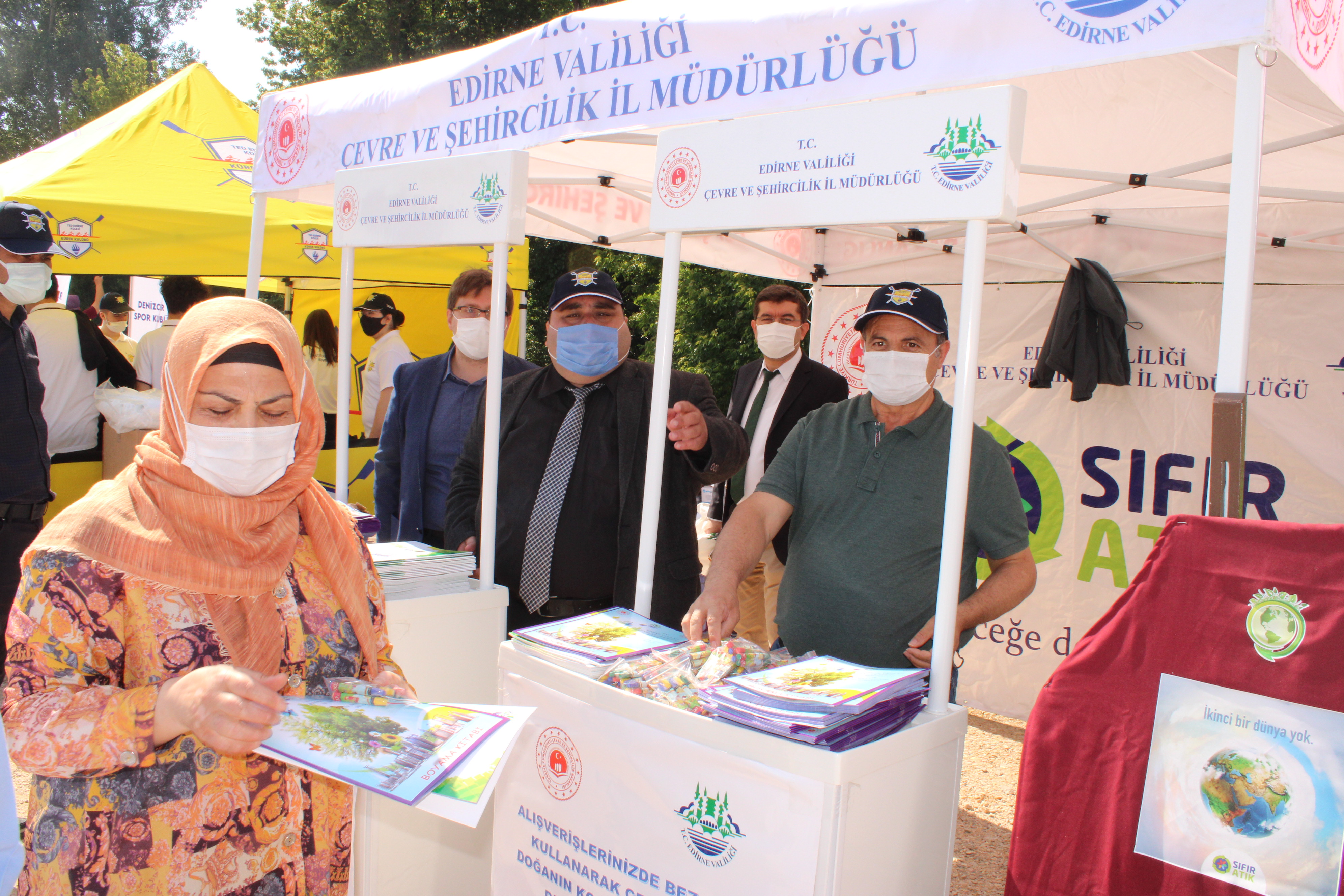 Dünya Çevre Günü Etkinlikleri Kapsamında İl Müdürlüğümüzce  Çocuklar İçin Boyama Kitabı ve Pastel Boya Dağıtıldı