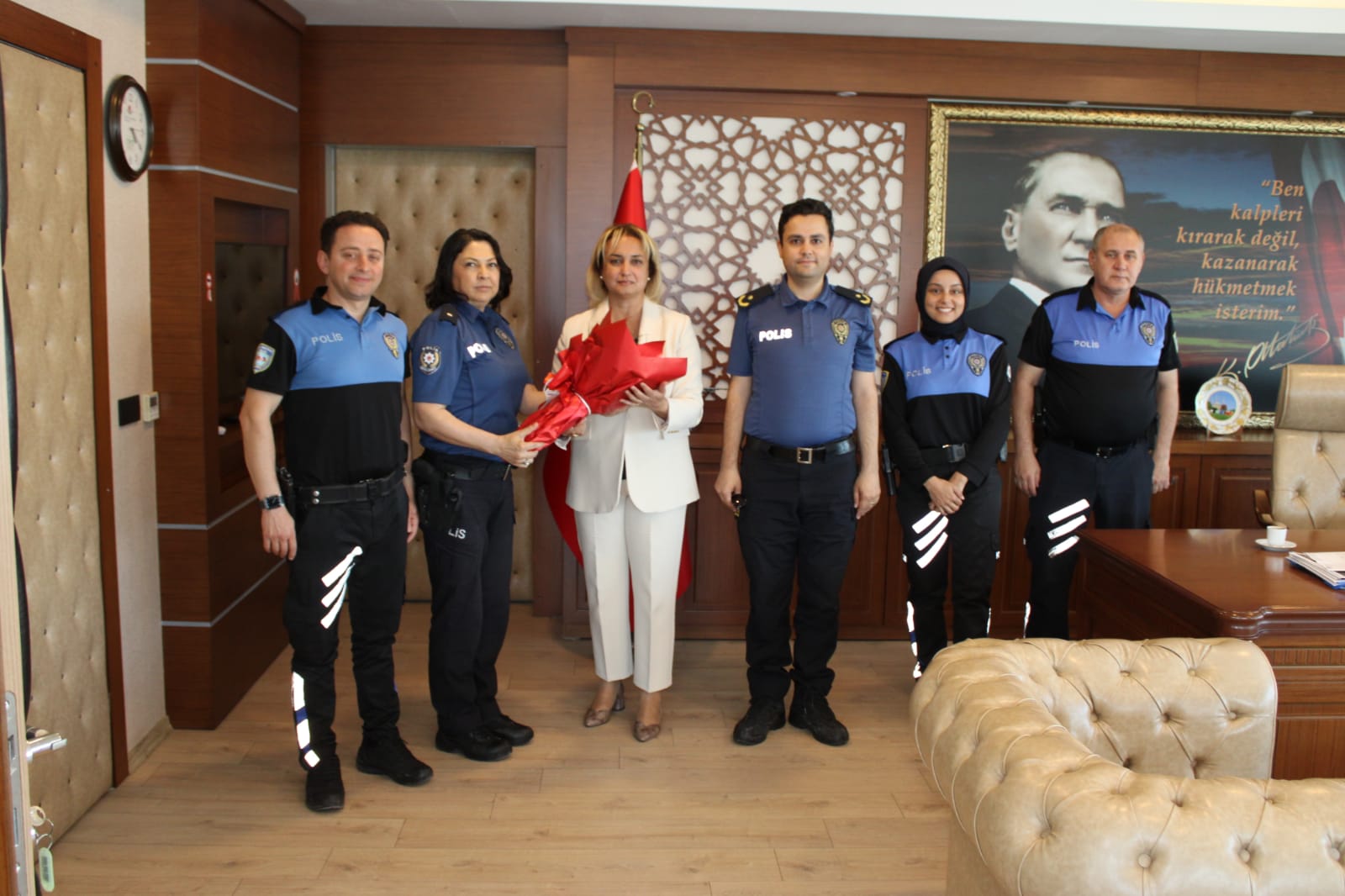 Edirne İl Emniyet Müdürlüğü Toplum Destekli Polislik Şube Müdürü Tuncay SÖĞÜT ve Görevli   Polis Memurlarımız İl Müdürümüz Sayın Ayşe SARI'yı Ziyaret ederek Türkiye Çevre Haftasını Kutladılar