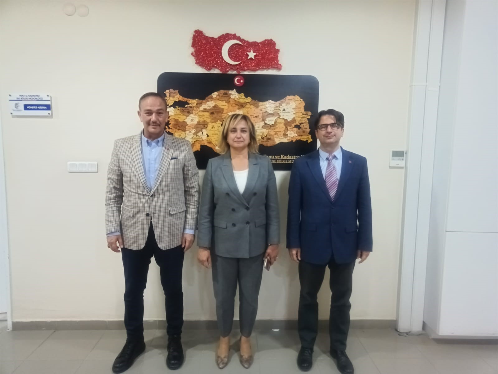 İl Müdürümüz Sayın Ayşe SARI Tapu ve Kadastro XIV.(Edirne) Bölge Müdürü Sayın Hayrullah AKDEMİR ve Kadastro Müdürü Sayın Ekrem Ersan KOÇKAR'a iade-i Ziyarette Bulundu