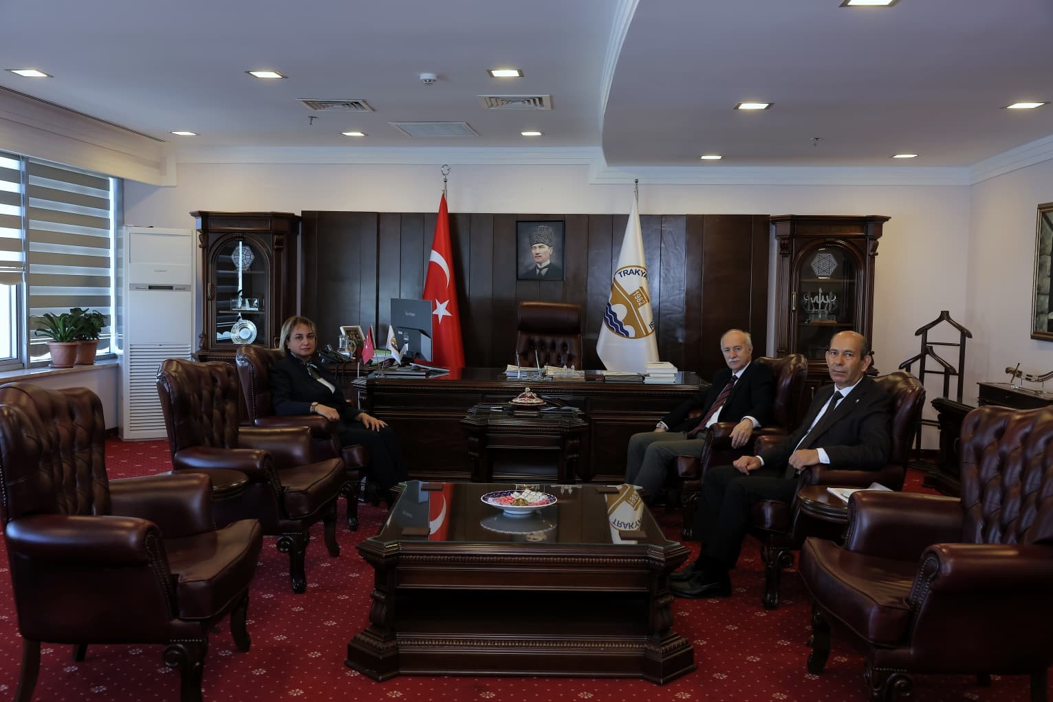 İl Müdürümüz Sayın Ayşe SARI, Trakya Üniversitesi Rektörü Prof. Dr. Sayın Mustafa HATİPLER'e Ziyarette Bulundu. Sayın Rektörümüze Ziyaretimizdeki nezaketinden dolayı teşekkür ederiz