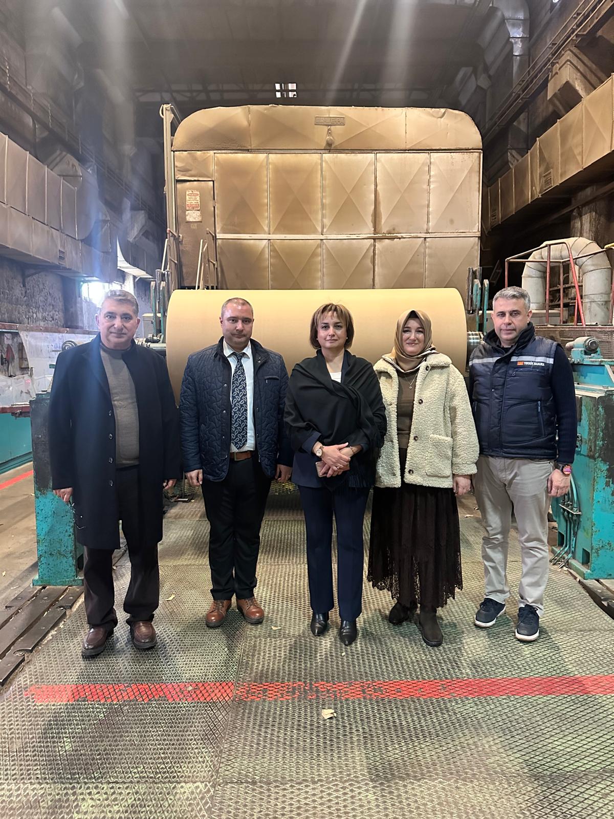 İl Müdürümüz Sayın Ayşe SARI, İl Müdür Yardımcımız Sayın Mert SÜMER ile birlikte ilimizde faaliyet gösteren geri dönüşüm kâğıdından üretim yapan kâğıt fabrikasına ziyarette bulunarak yetkililerden fabrika işleyişi hakkında bilgi aldılar