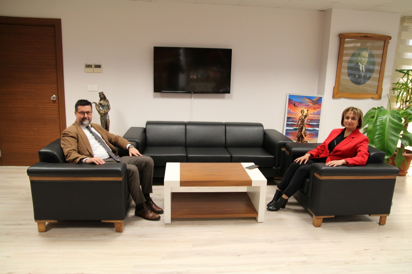 İl Müdürümüz Sayın Ayşe SARI Edirne Baro Başkanı Sayın Avukat Gökhan KARAKOÇ' a İade-i Ziyarette Bulundu