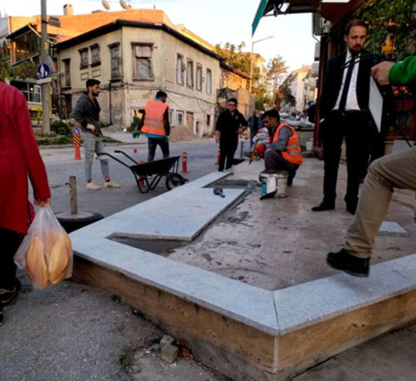 Kıyık Caddesi Sokak Sağlıklaştırma İşinde, İşyerlerine ait dış cephe boya, Tabela Söküm, Cephe Doğramaların Sökümü-Yeni Doğramaların Takılması ve Giriş Basamaklarının Yapım İşleri devam ediyor