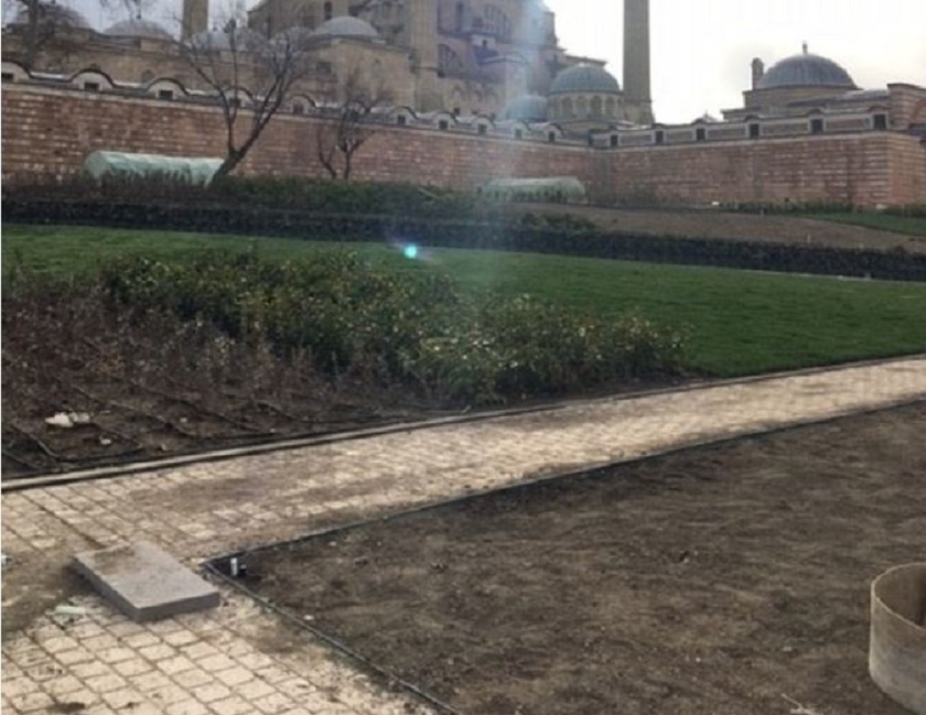 Selimiye Camii ve Çevresi Kentsel Tasarım ve Peyzaj Düzenlemesi İşinde, 1. Etap ve 2. Etap Çalışmaları kapsamında, çimlendirme, süs bitkilerinin ekilmesi ve ağaçlandırma çalışmaları devam ediyor