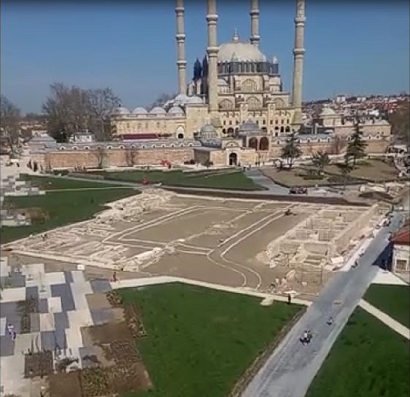 Selimiye Camii ve Çevresi Kentsel Tasarım ve Peyzaj Düzenlemesi İşinde, 1. Etap ve 2. Etap Çalışmaları kapsamında, çimlendirme, süs bitkilerinin ekilmesi ve ağaçlandırma çalışmaları devam ediyor.