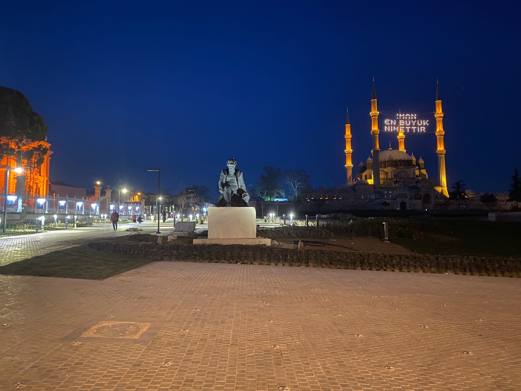 Selimiye Camii ve Çevresi Kentsel Tasarım ve Peyzaj Düzenlemesi İşinde, 1. Etap ve 2. Etap Çalışmaları Kapsamında Bir Gece Görüntüsü