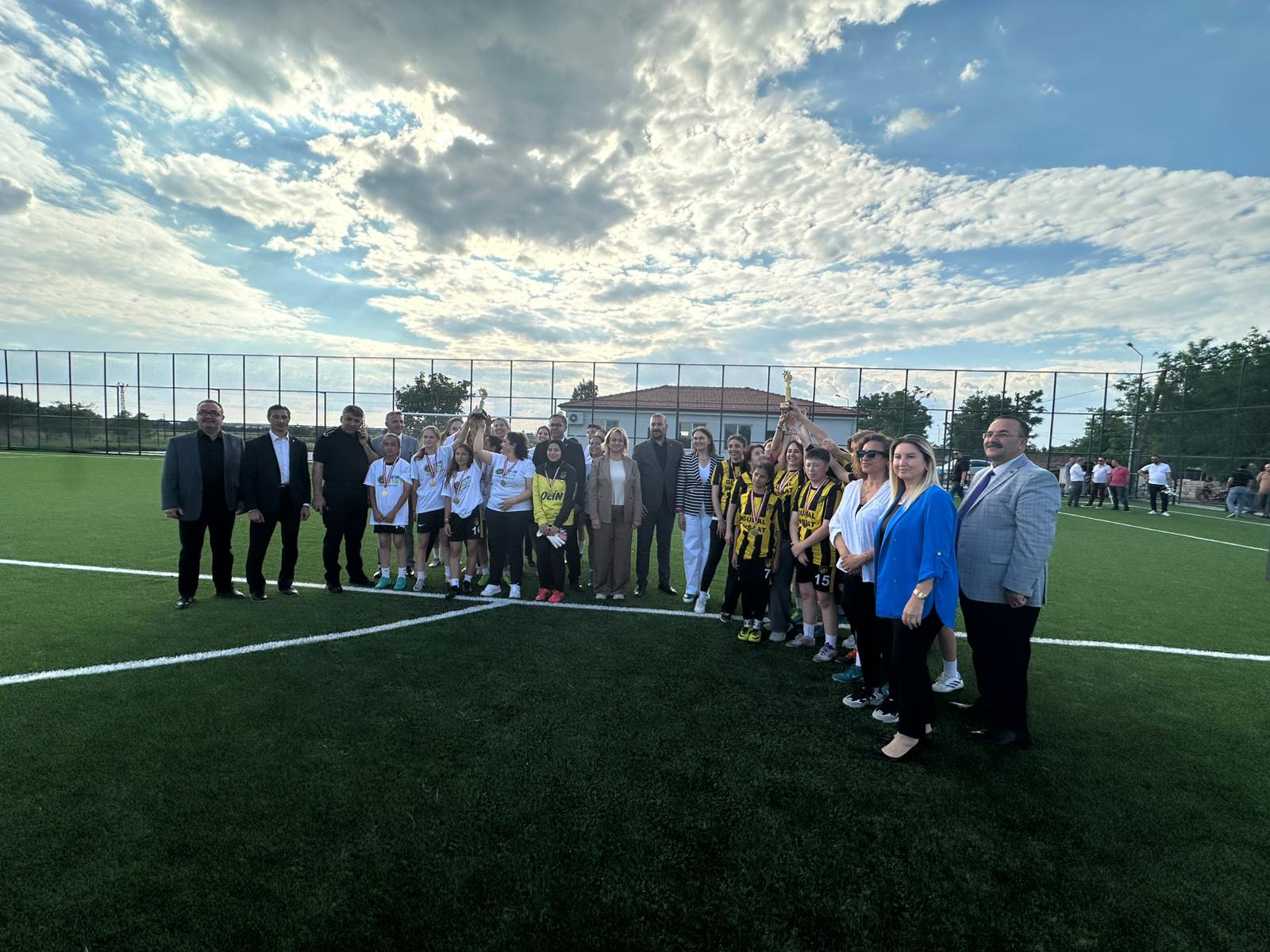 Türkiye Çevre Haftası Etkinlikleri Kapsamında Karaağaç Ardaspor Kadın Futbol Takımı ile Edirne Çevre,Şehircilik ve İklim Değişikliği İl Müdürlüğümüz Kadın Futbol Takımı Arasında Dostluk  Maçı Oynandı