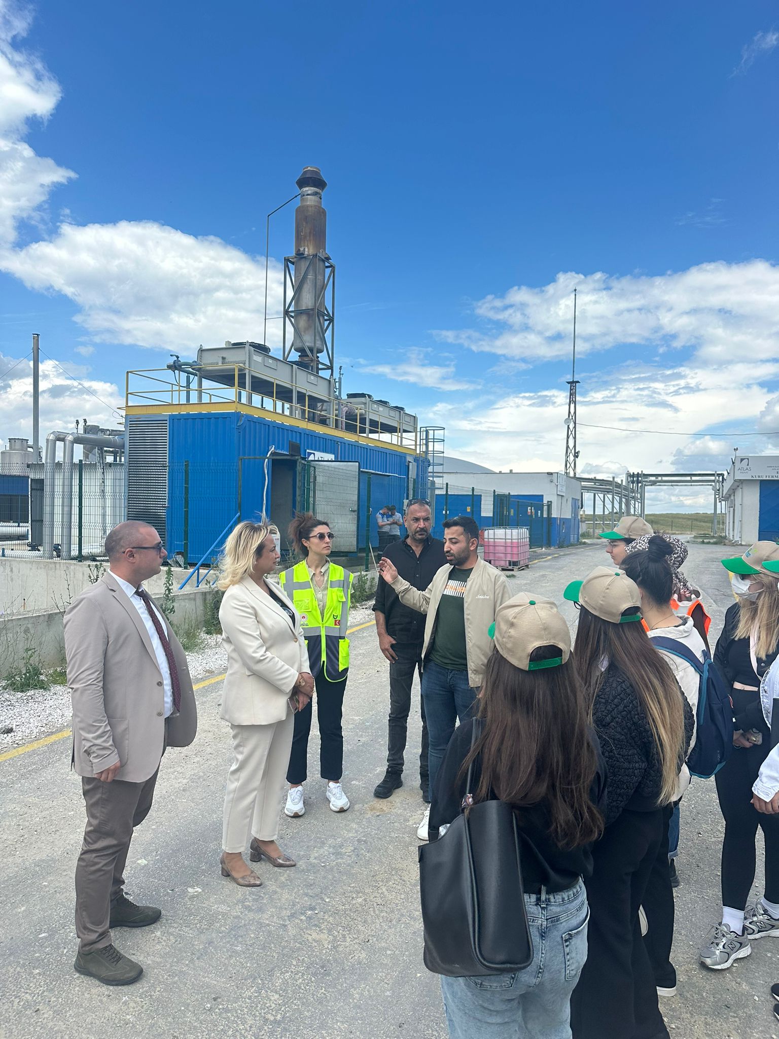 Türkiye Çevre Haftası kutlamaları kapsamında Edirne Entegre Katı Atık Bertaraf Tesisi ve Tıbbi Atık Sterilizasyon Tesisinde Lise ve Üniversite öğrencilerinin katılımıyla teknik gezi düzenlenmiştir