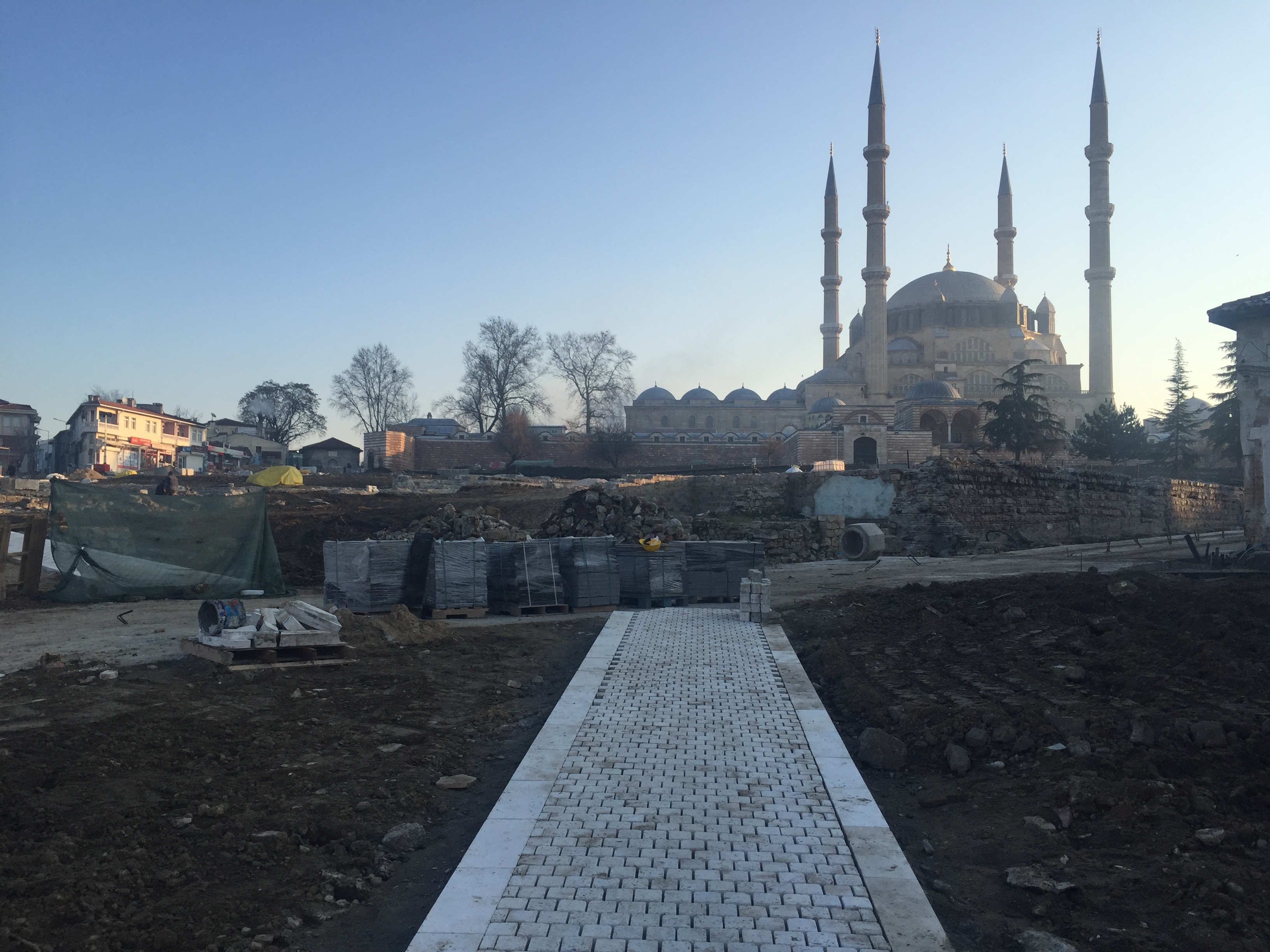 Selimiye Camii ve Çevresi Kentsel Tasarım ve Peyzaj Düzenlemesi İşinde  Çatı İmalatlarına Geçildi