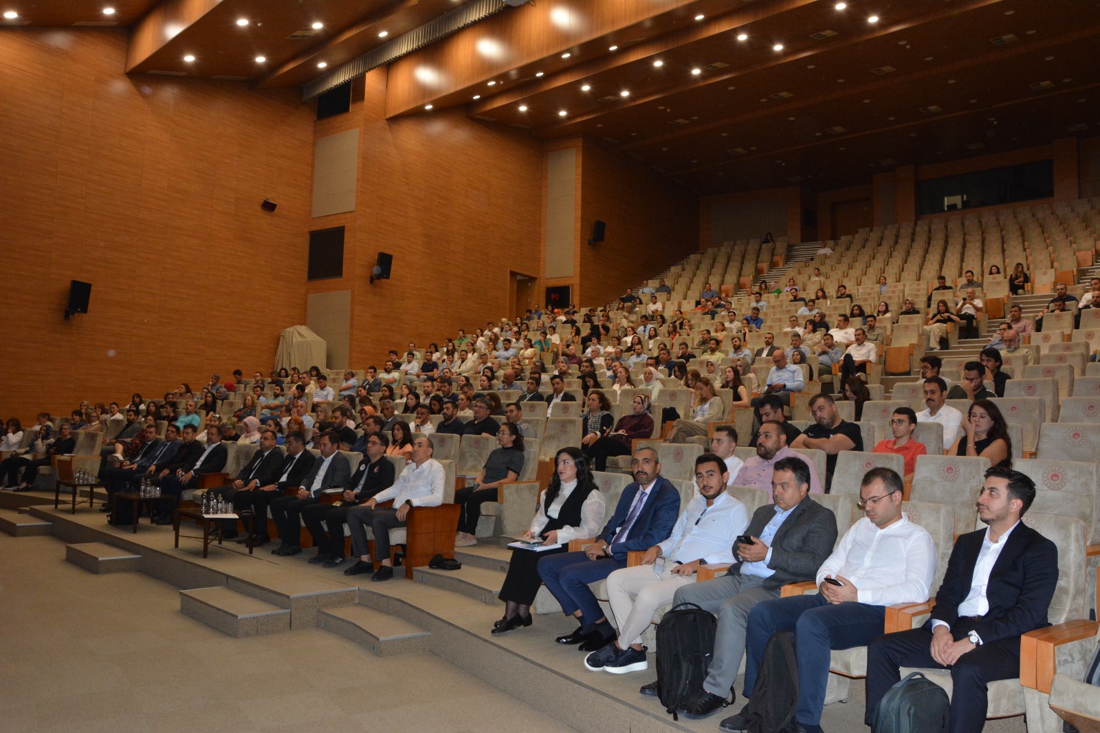 BAKANLIK KONFERANS SALONUNDA 