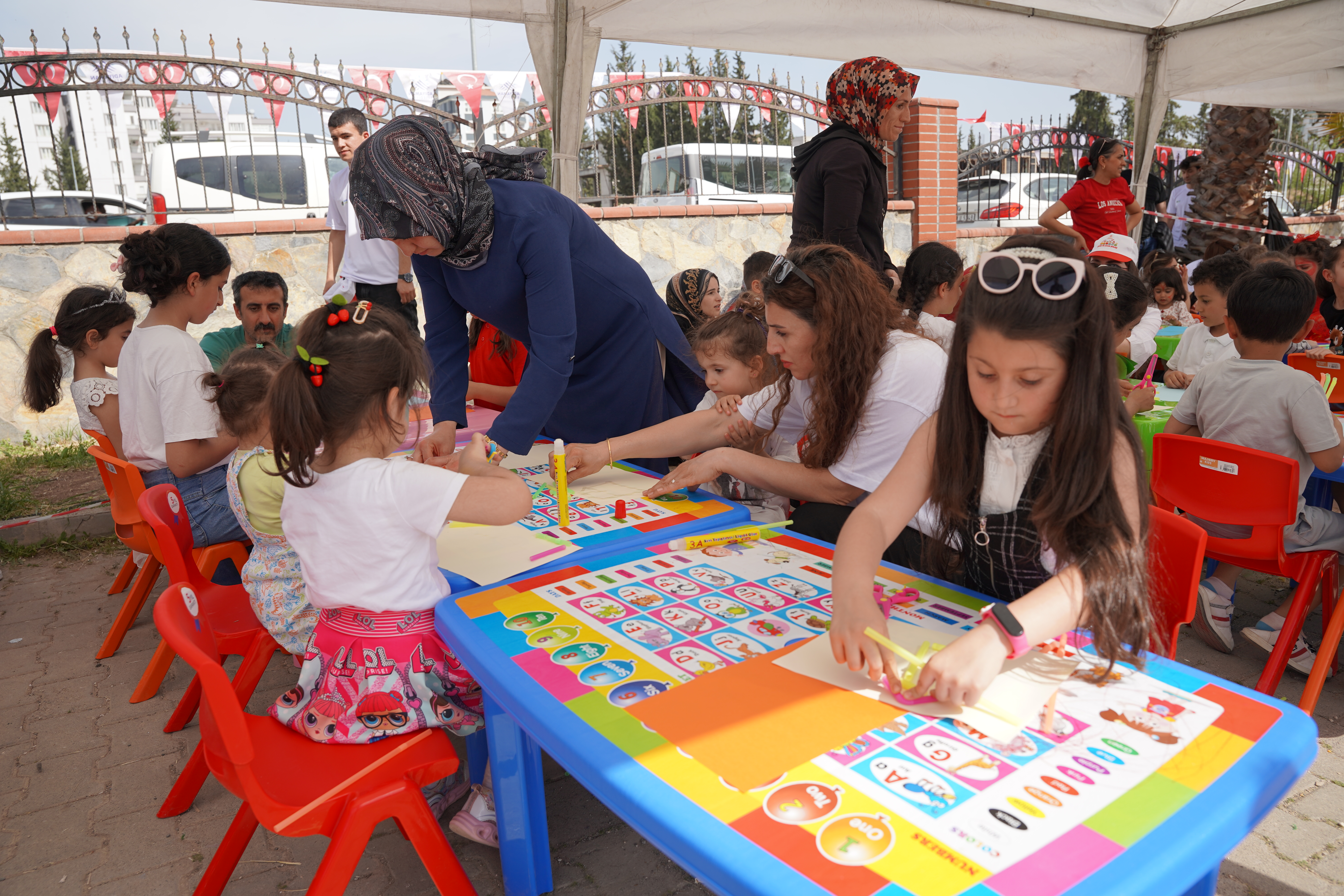DEPREM BÖLGESİNDE 23 NİSAN COŞKUYLA KUTLANDI