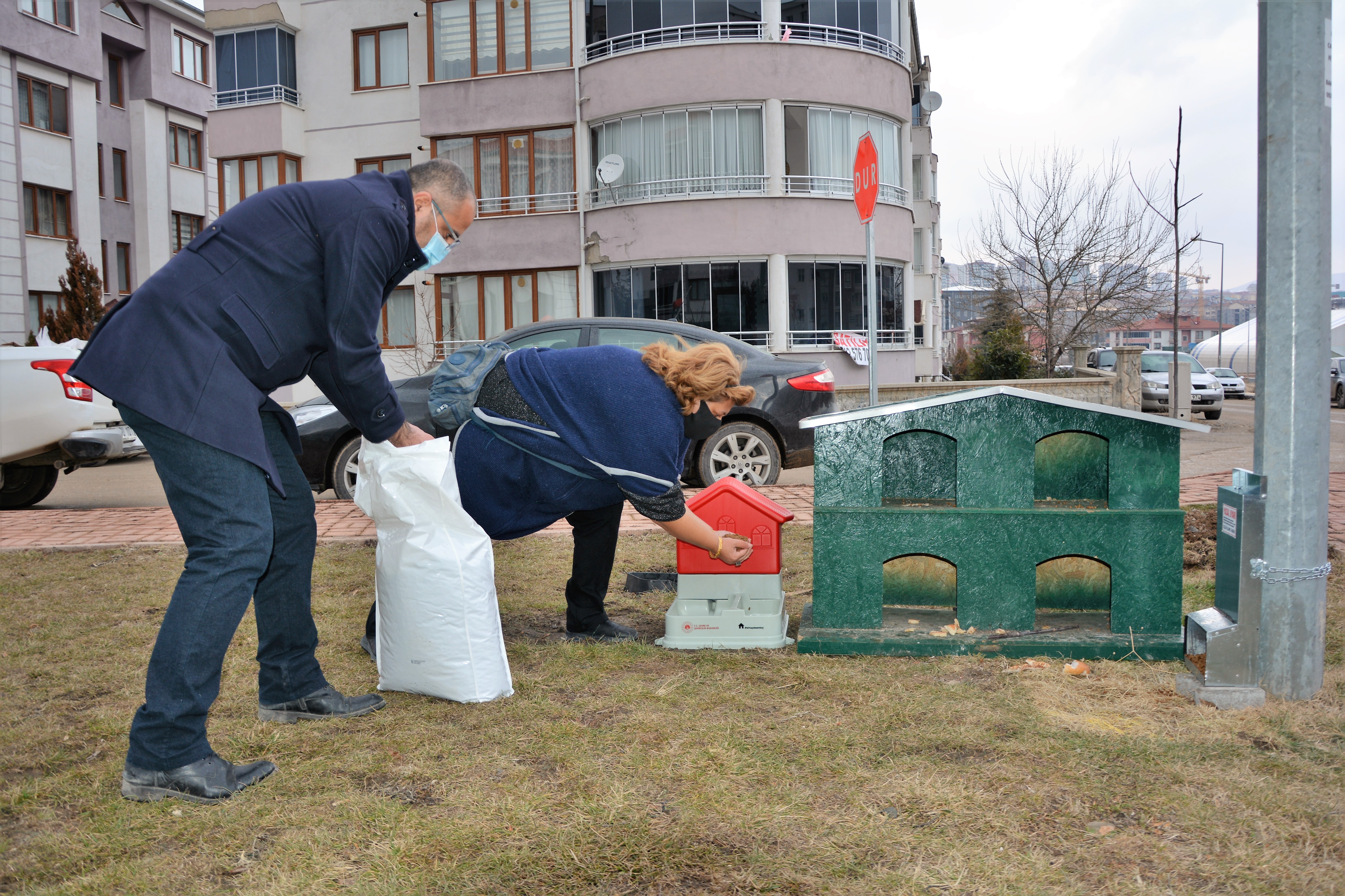 İlimizdeki Muhtelif Parklara Sokak Hayvanları için Mama ve Su Kapları Bırakıldı.