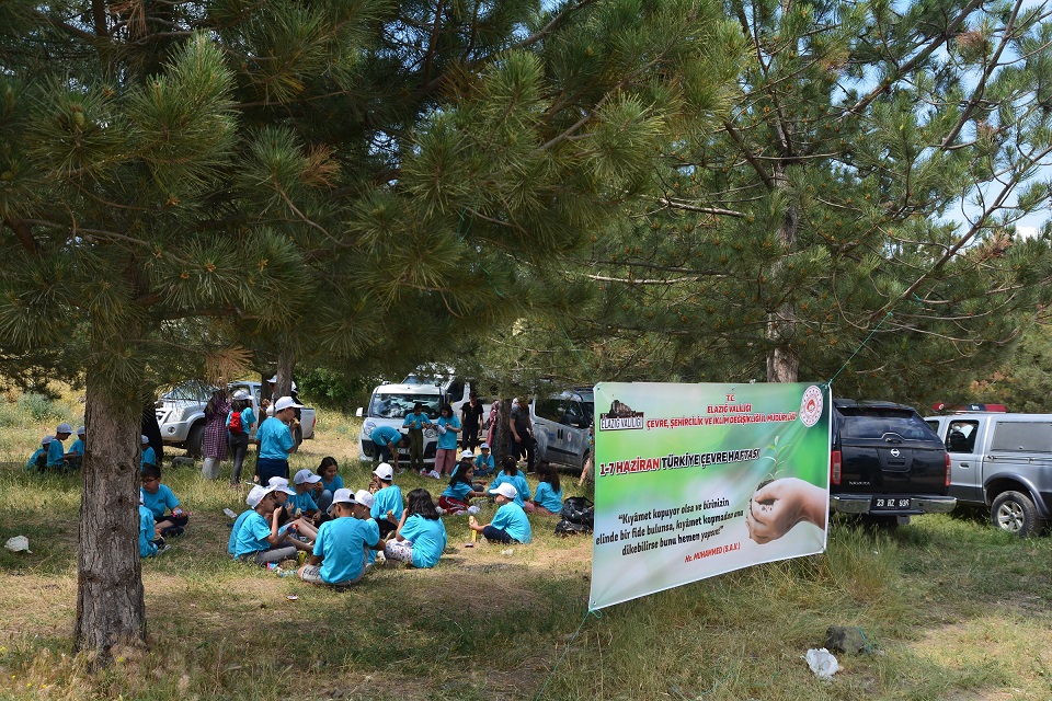 Sivrice Hazar Gölünde Fidan Dikimi ve Kıyı Temizliği Yapıldı.