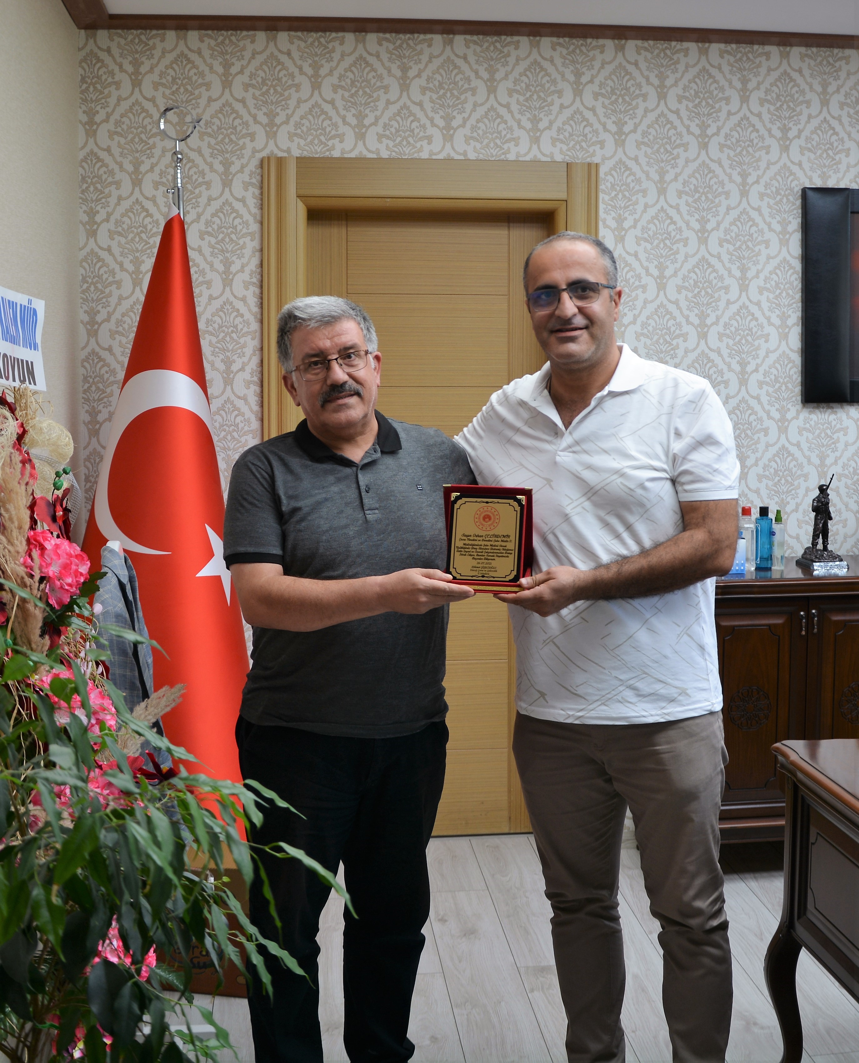 Şube Müdürlüğü Görevini Vekâleten Yürüten Personelimize Teşekkür Plaketi