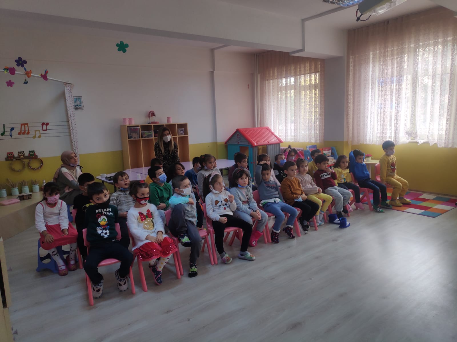 Binali Yıldırım Ortaokulu Ana Sınıfı Öğrencilerine Sıfır Atık Projesi Ve Geri Dönüşümün Önemi Hakkında Eğitim Verilmiştir.