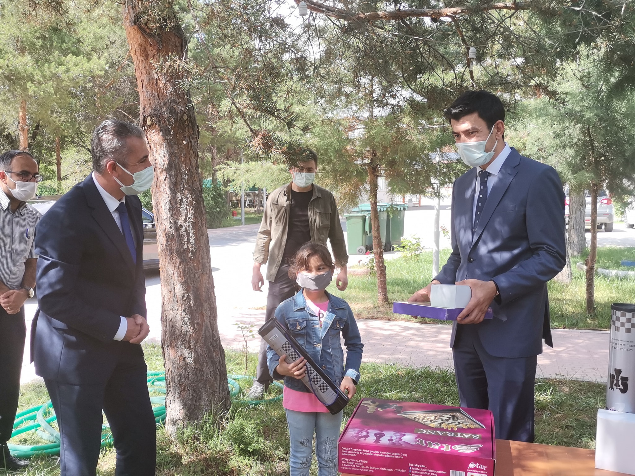 Çevre Temalı Karikatür Yarışmasında Dereceye Giren Öğrencilerimize Hediyeleri Verildi.