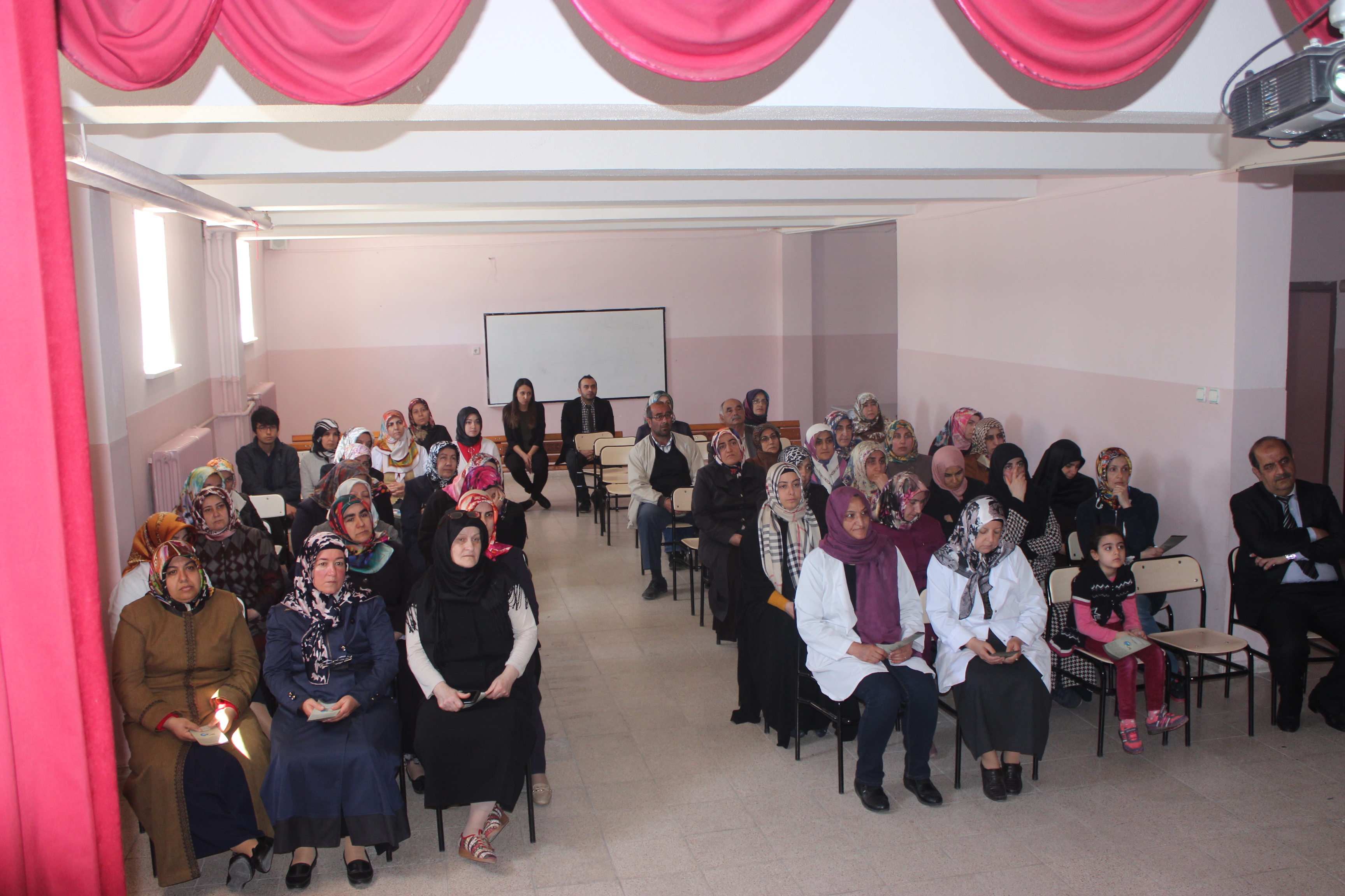 Melikşah İlkokulunda Öğrenci Velilerine “Atıkların Geri Dönüşümü” Sunumu