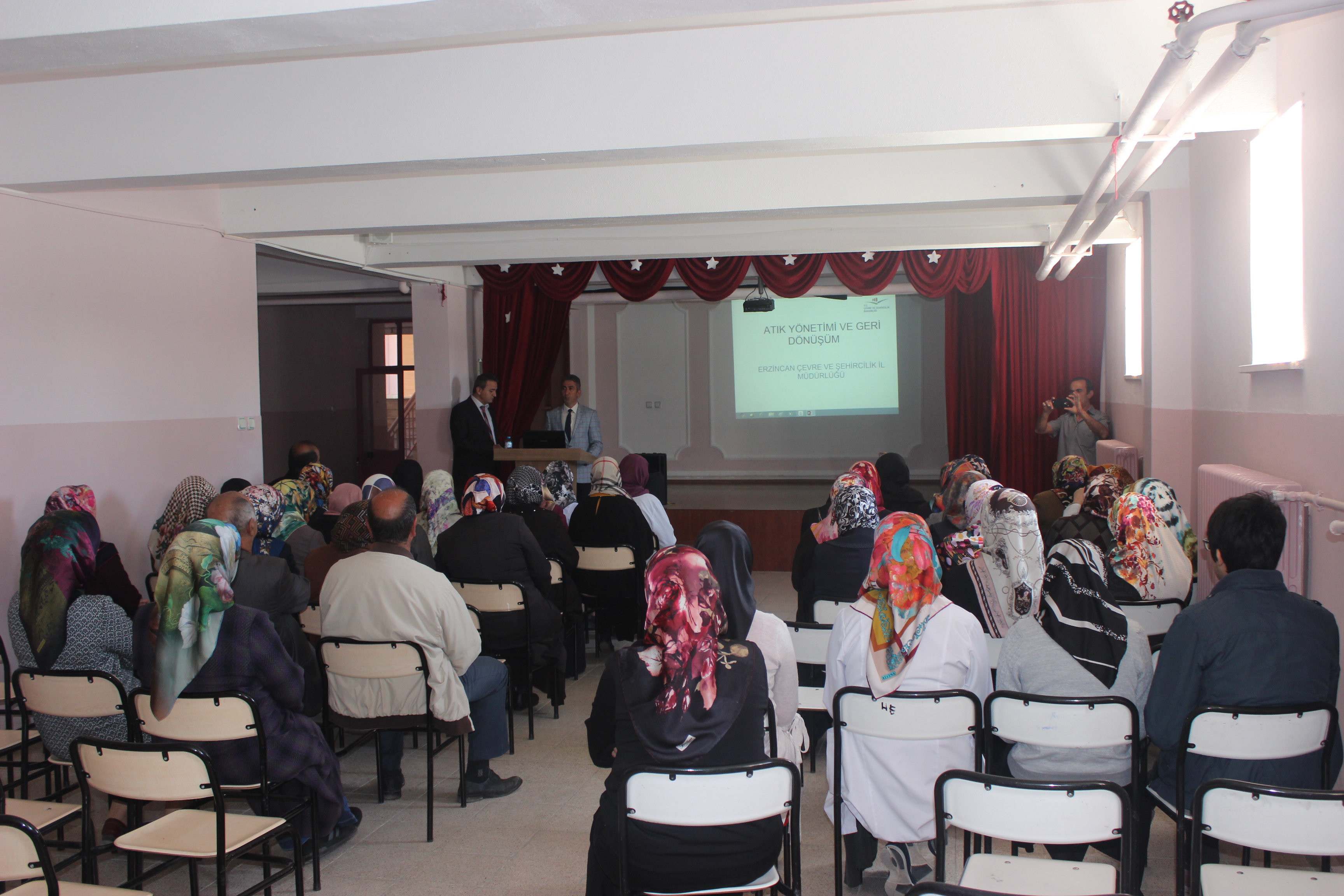 Melikşah İlkokulunda Öğrenci Velilerine “Atıkların Geri Dönüşümü” Sunumu