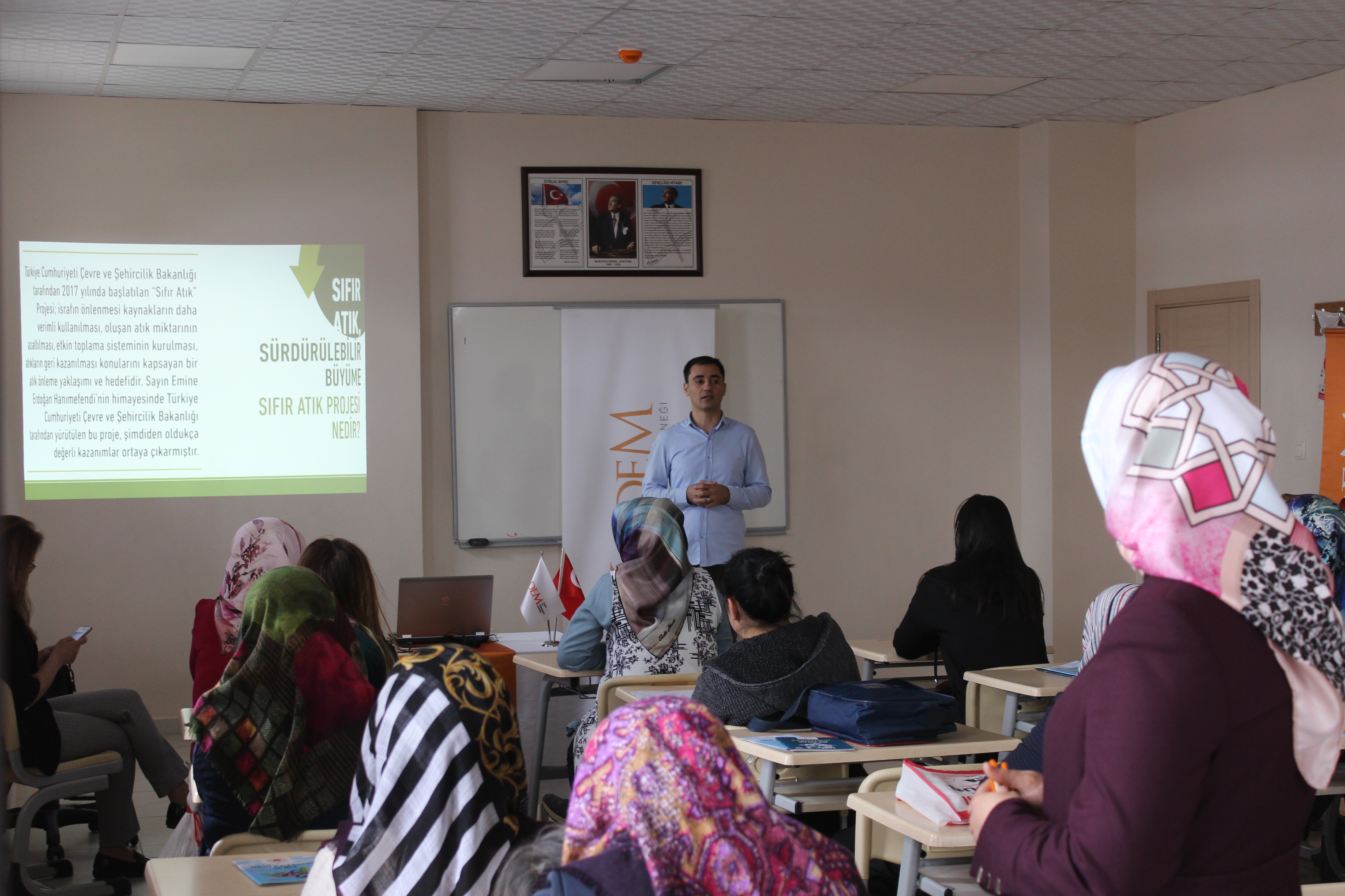 Aziziye Şehit Yunus Arda Bilgi Evinde Ev Hanımlarına Sıfır Atık Eğitimi Verildi.