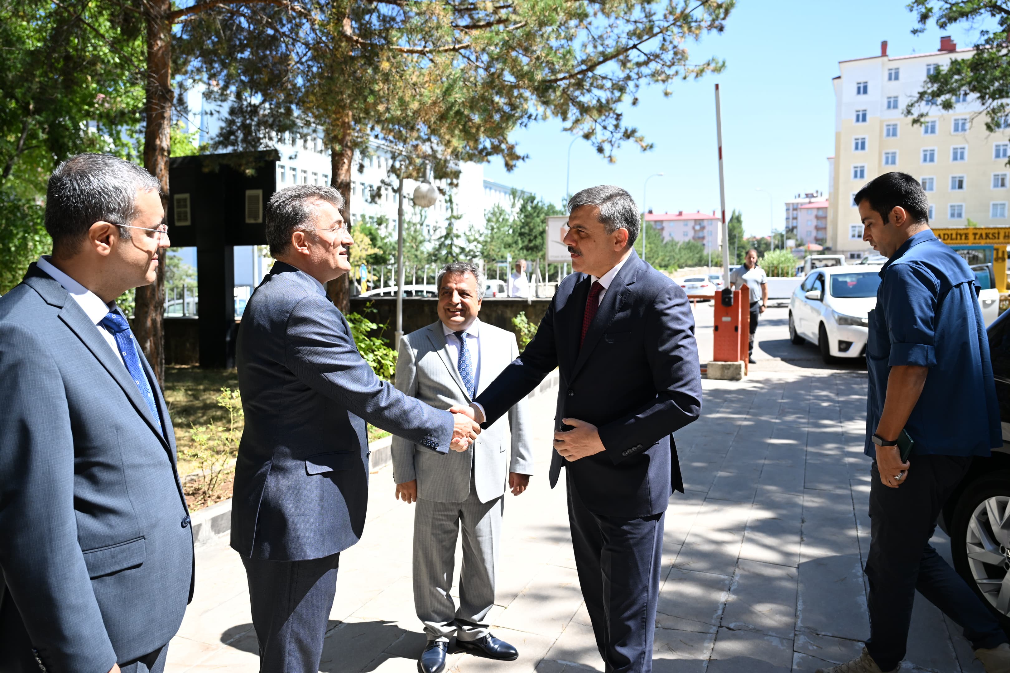 Valimiz Sayın Mustafa ÇİFTÇİ ve Vali Yardımcımız Sayın Ahmet ÖZDEMİR İl Müdürlüğümüzü ziyaret ettiler.