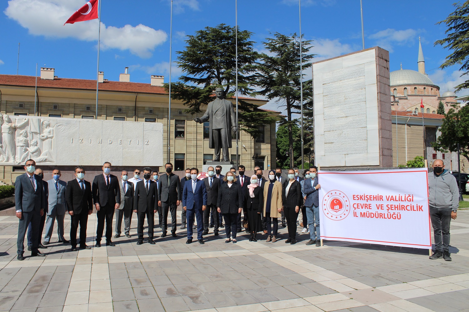 5 HAZİRAN DÜNYA ÇEVRE GÜNÜ SEBEBİYLE VALİLİK MEYDANINDA ÇELENK KOYMA TÖRENİ GERÇEKLEŞTİRİLMİŞTİR