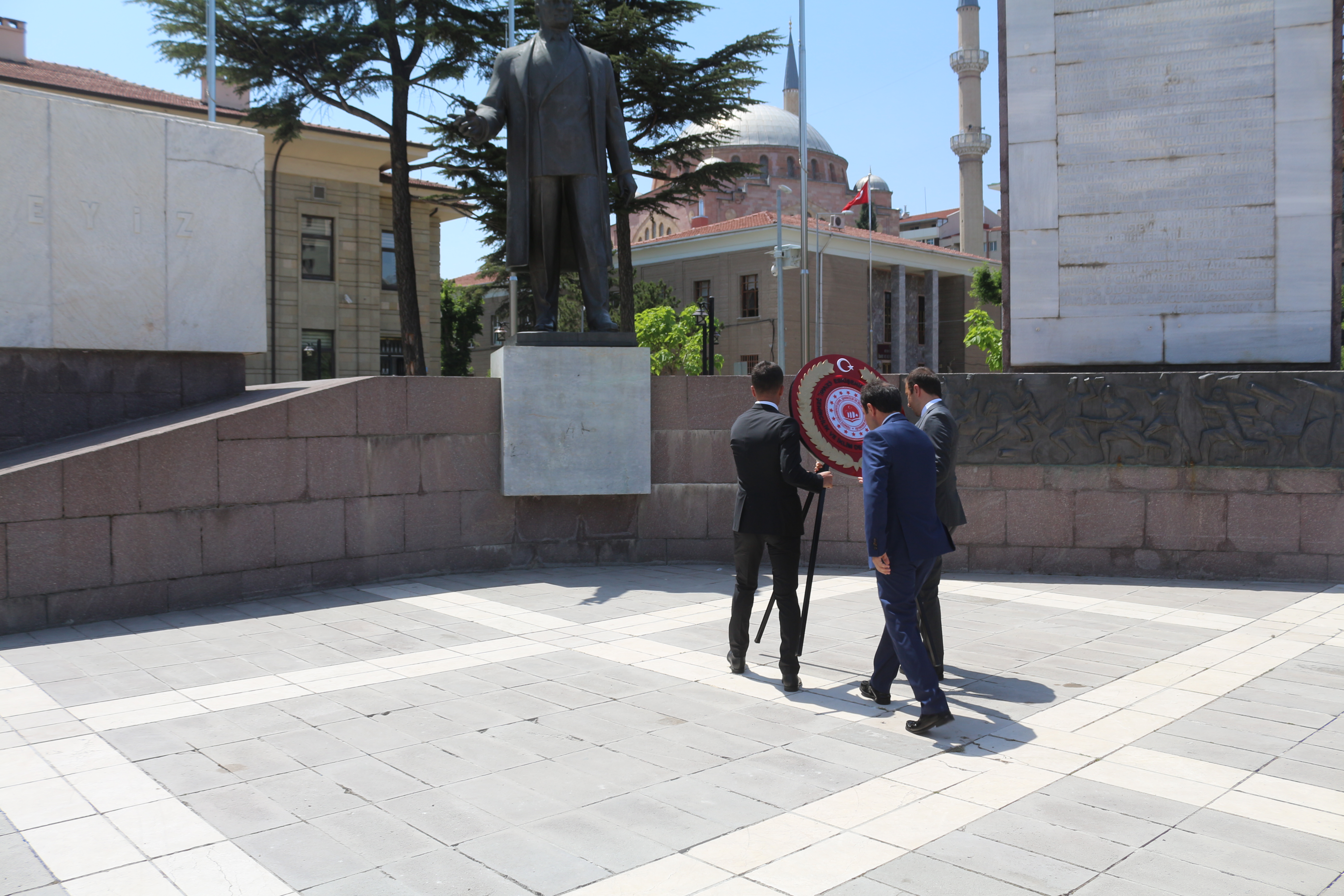 5 HAZİRAN DÜNYA ÇEVRE GÜNÜ SEBEBİYLE VALİLİK MEYDANINDA ÇELENK KOYMA TÖRENİ GERÇEKLEŞTİRİLMİŞTİR