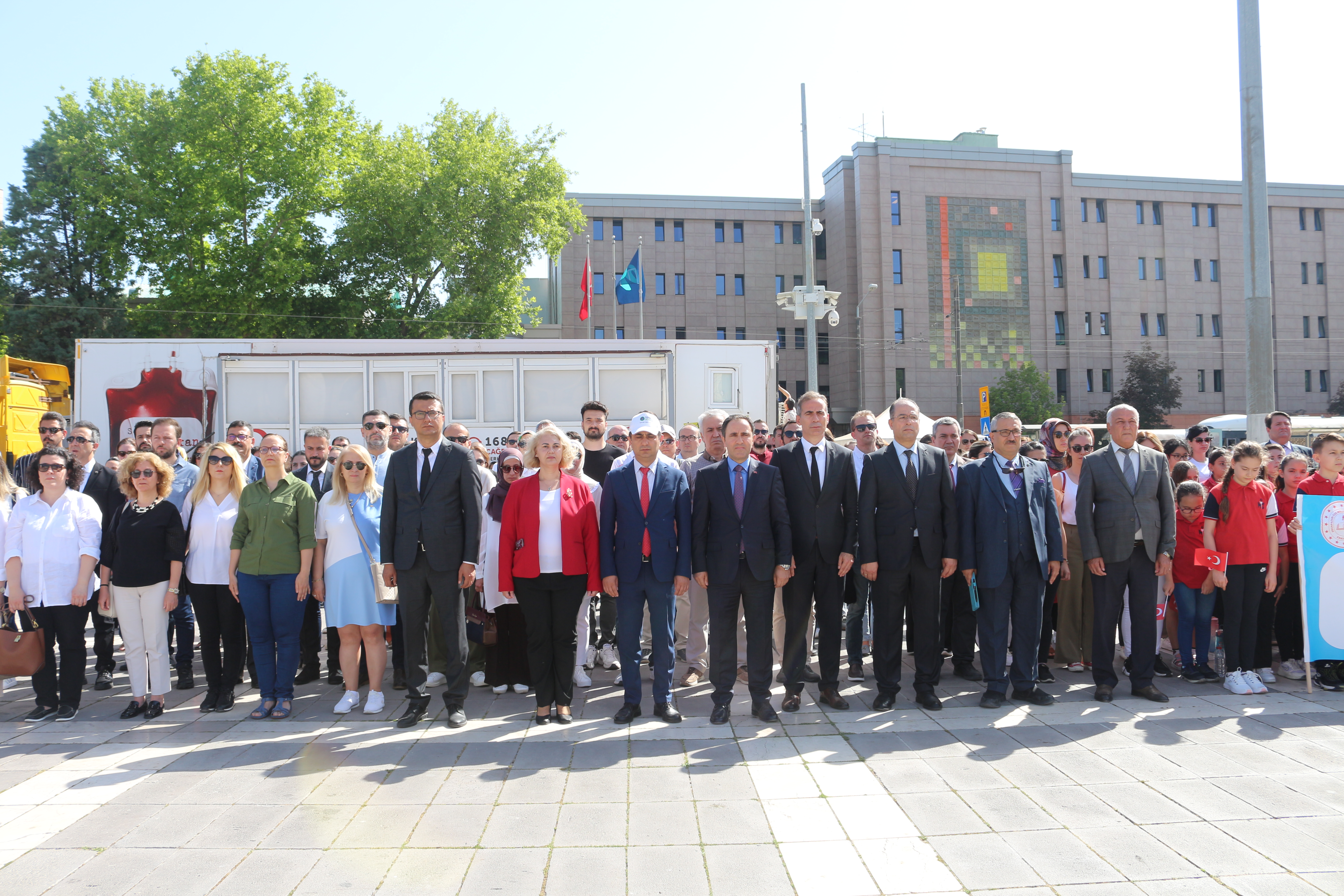 5 HAZİRAN DÜNYA ÇEVRE GÜNÜ SEBEBİYLEVALİLİK MEYDANINDA ÇELENK KOYMA TÖRENİ GERÇEKLEŞTİRİLDİ