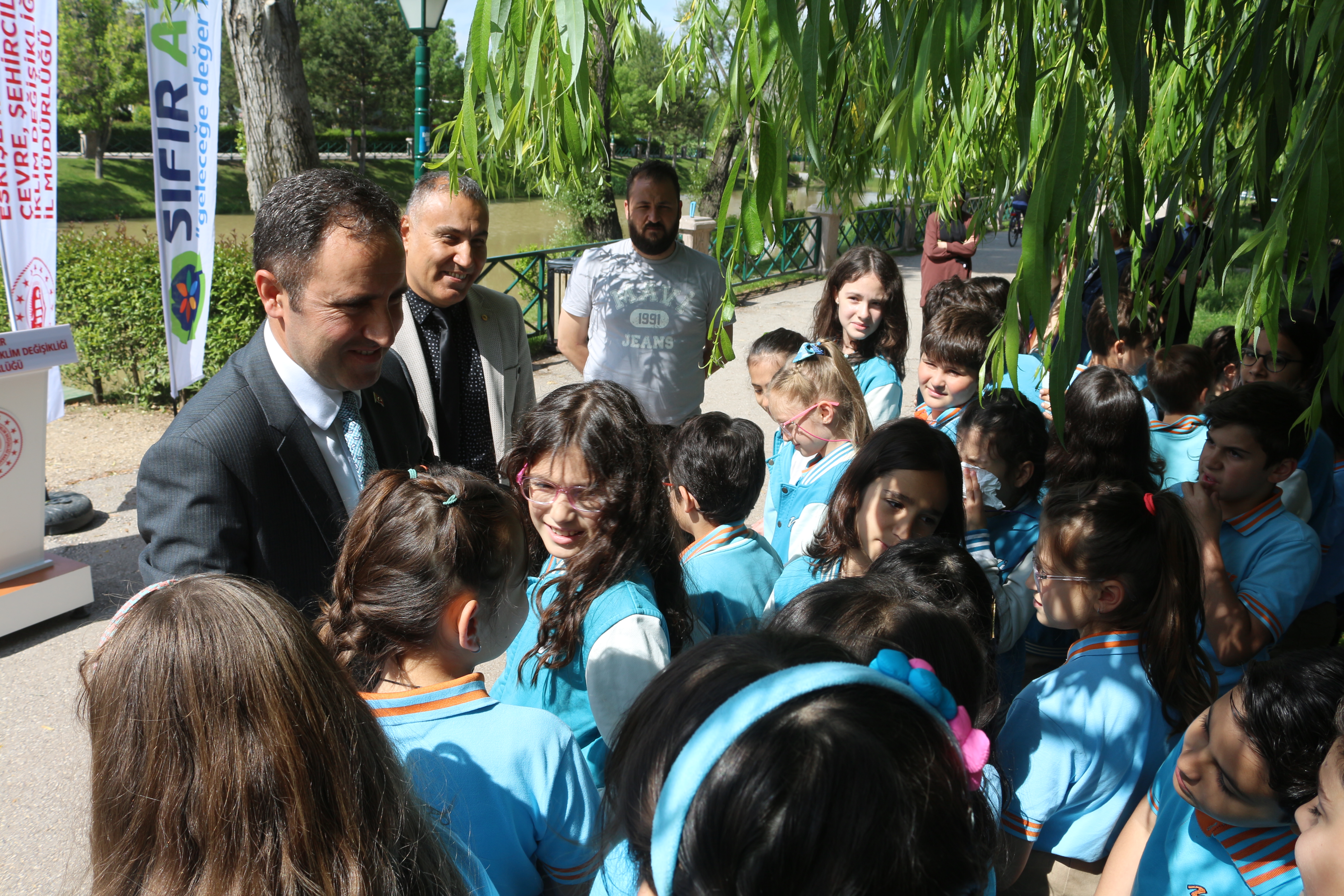 TÜRKİYE ÇEVRE HAFTASI ETKİNLİKLERİ KAPSAMINDA DEPREMDE HAYATINI KAYBEDEN VATANDAŞLARIMIZ ANISINA SAYGI ÇELENGİ KOYULDU