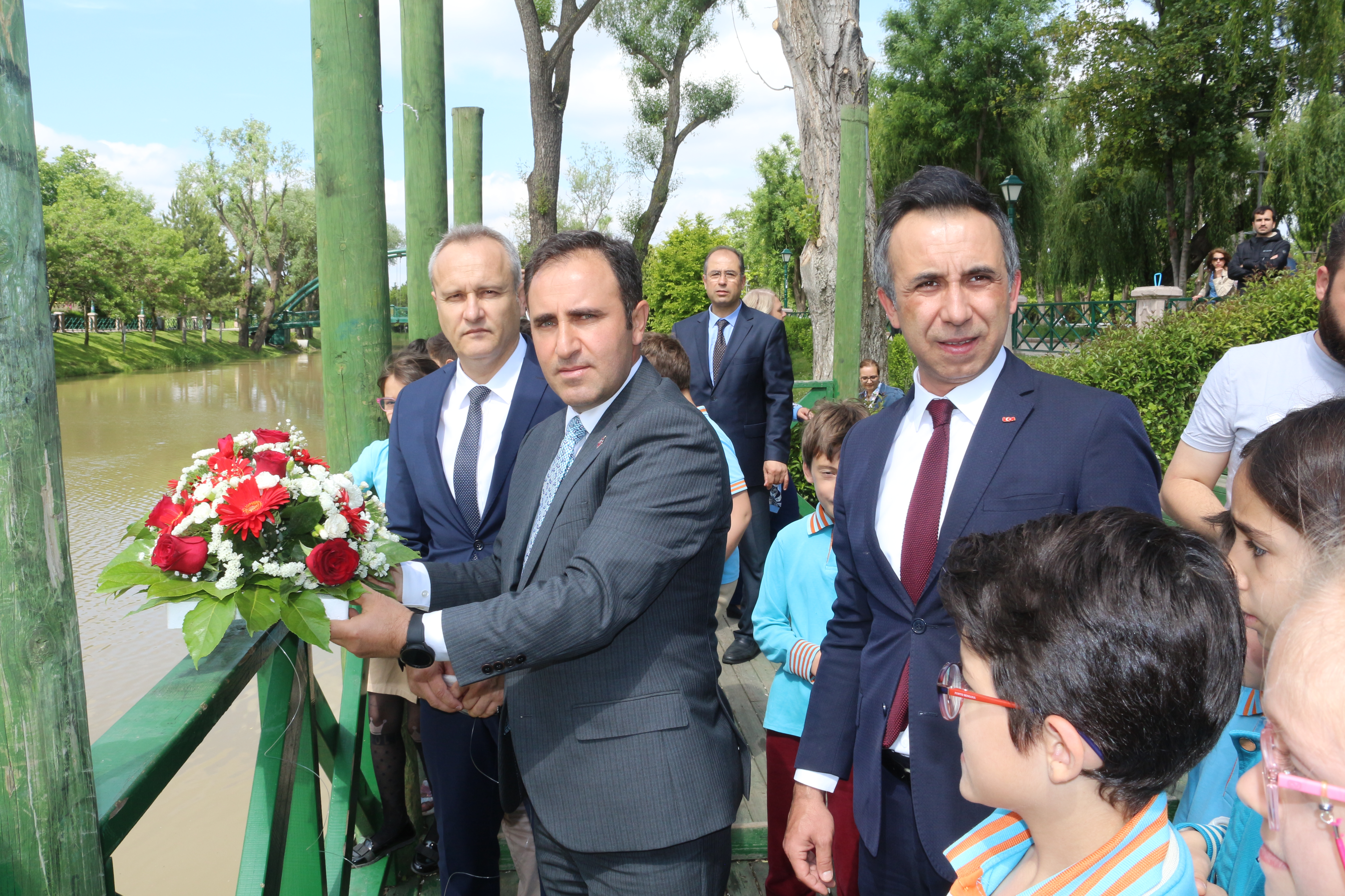 TÜRKİYE ÇEVRE HAFTASI ETKİNLİKLERİ KAPSAMINDA DEPREMDE HAYATINI KAYBEDEN VATANDAŞLARIMIZ ANISINA SAYGI ÇELENGİ KOYULDU