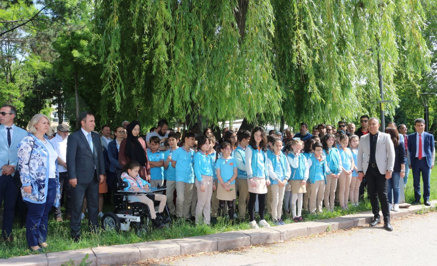 TÜRKİYE ÇEVRE HAFTASI ETKİNLİKLERİ KAPSAMINDA DEPREMDE HAYATINI KAYBEDEN VATANDAŞLARIMIZ ANISINA SAYGI ÇELENGİ KOYULDU