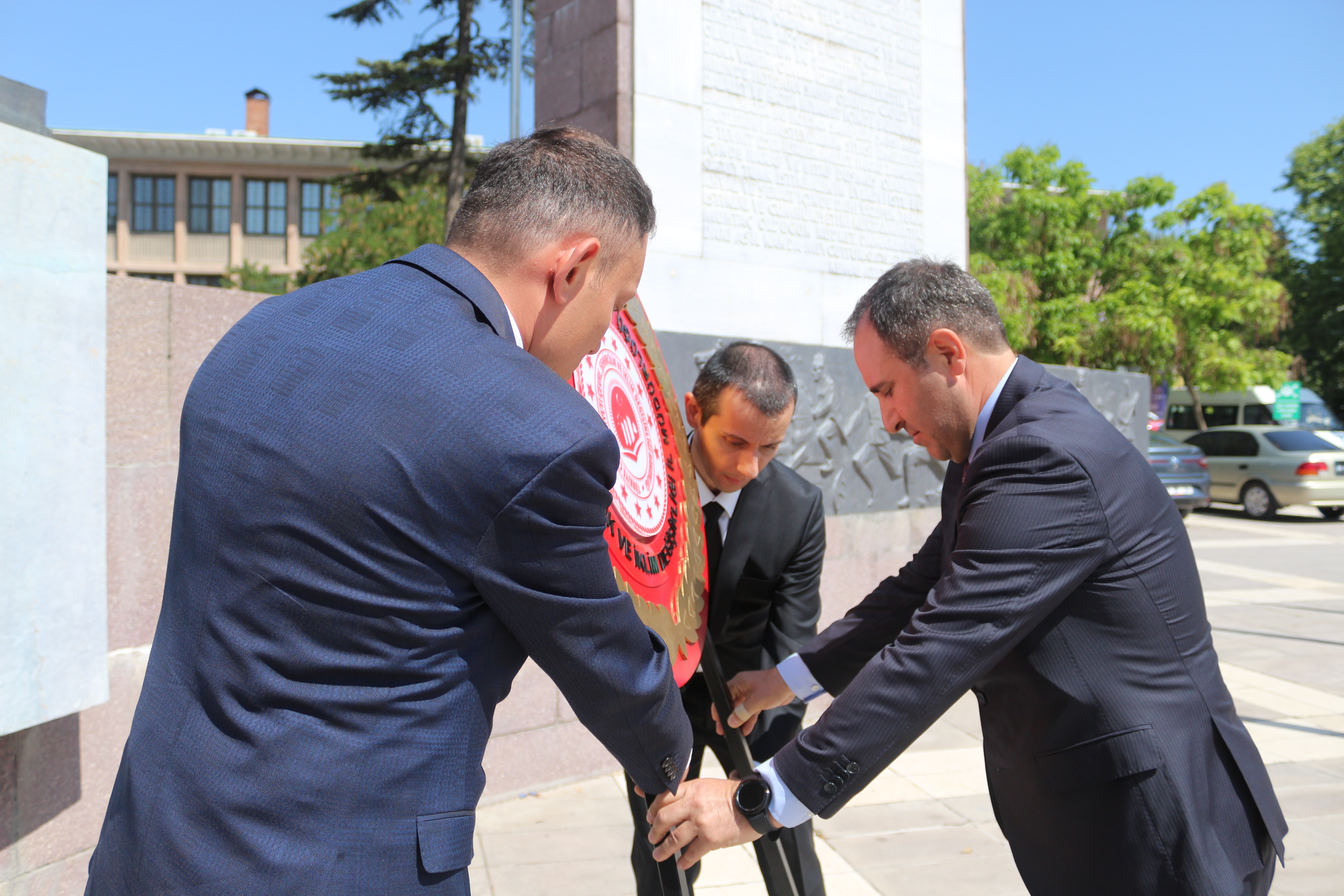 TÜRKİYE ÇEVRE HAFTASI VE 5 HAZİRAN DÜNYA ÇEVRE GÜNÜ DOLAYISIYLA VALİLİK MEYDANINDA ÇELENK KOYMA TÖRENİ GERÇEKLEŞTİRİLDİ