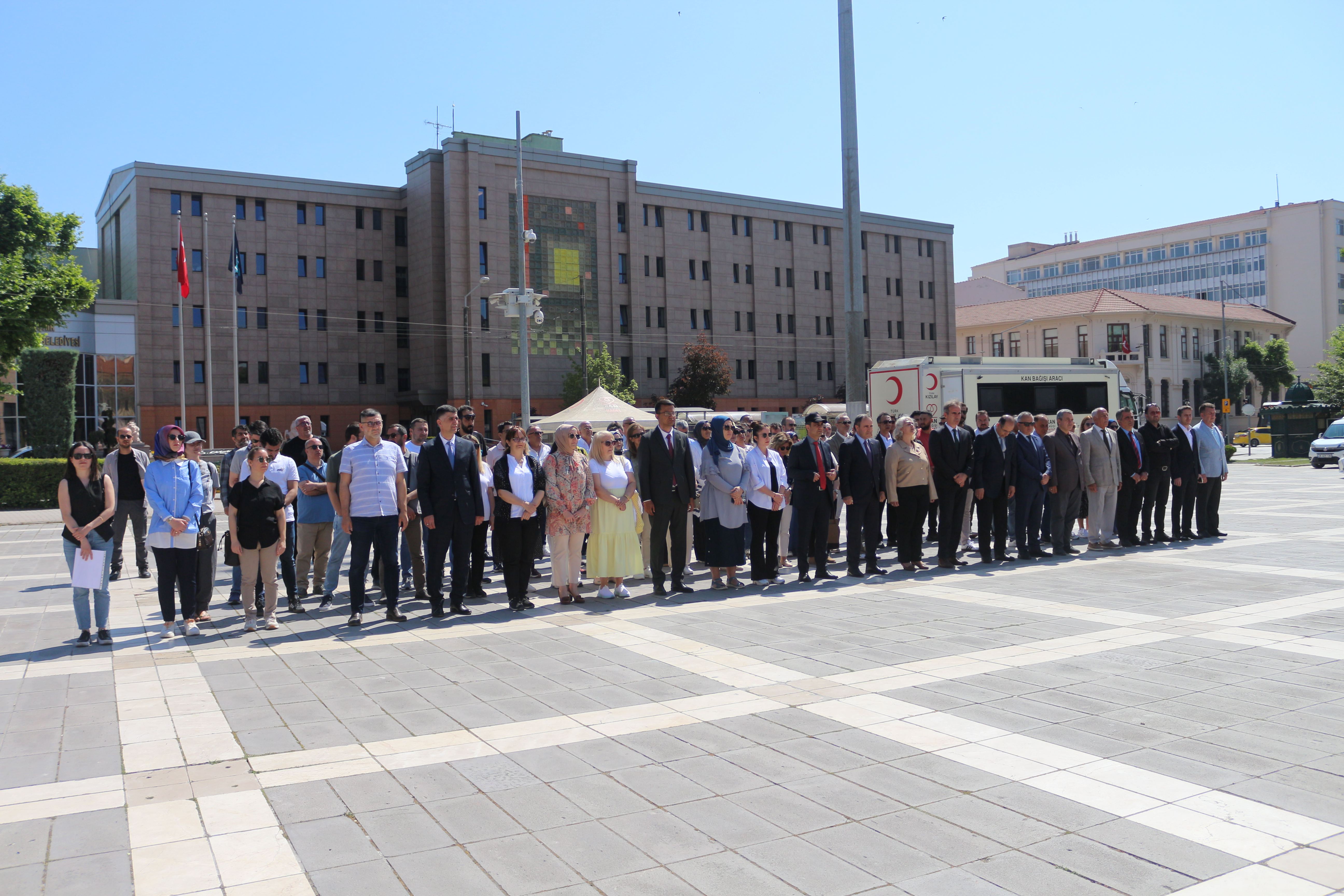 TÜRKİYE ÇEVRE HAFTASI VE 5 HAZİRAN DÜNYA ÇEVRE GÜNÜ DOLAYISIYLA VALİLİK MEYDANINDA ÇELENK KOYMA TÖRENİ GERÇEKLEŞTİRİLDİ