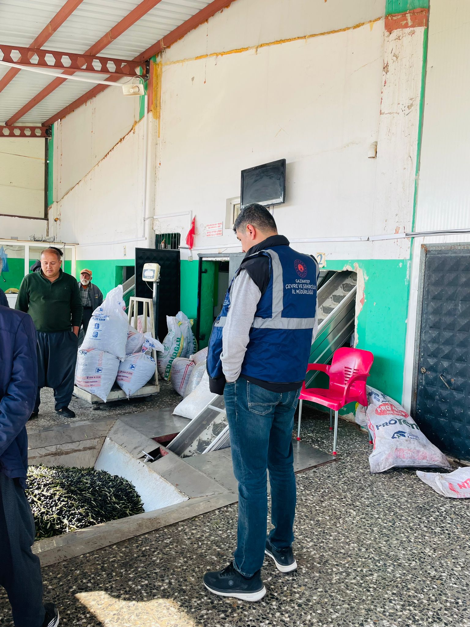 2872 sayılı Çevre Kanunu kapsamında Çevre Yönetimi ve Denetim Şubesi tarafından ilimizde yer alan Zeytinyağ üretim tesislerine denetimlerimiz devam etmektedir.