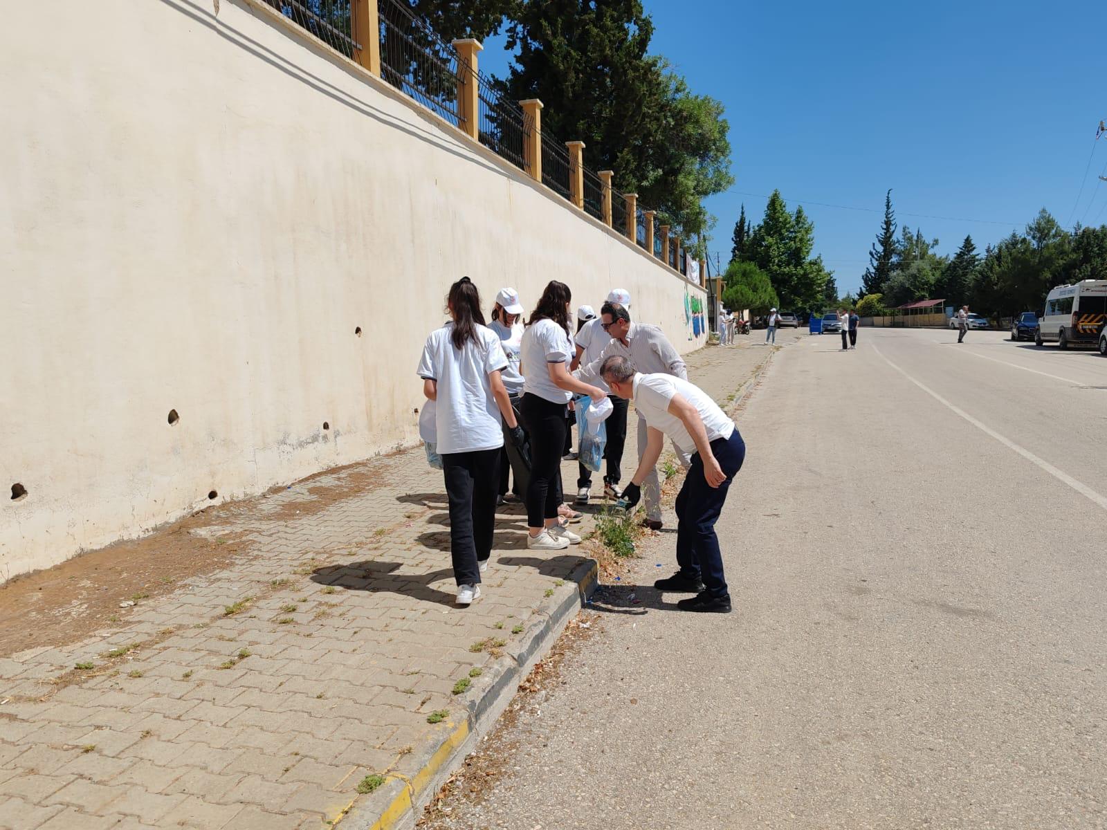 5 - 9 Haziran Çevre  Haftası kutlamaları kapsamında İslahiye Anadolu Lisesinde Grafiti çalışması ve Çevre Temizliği Etkinliği düzenlendik