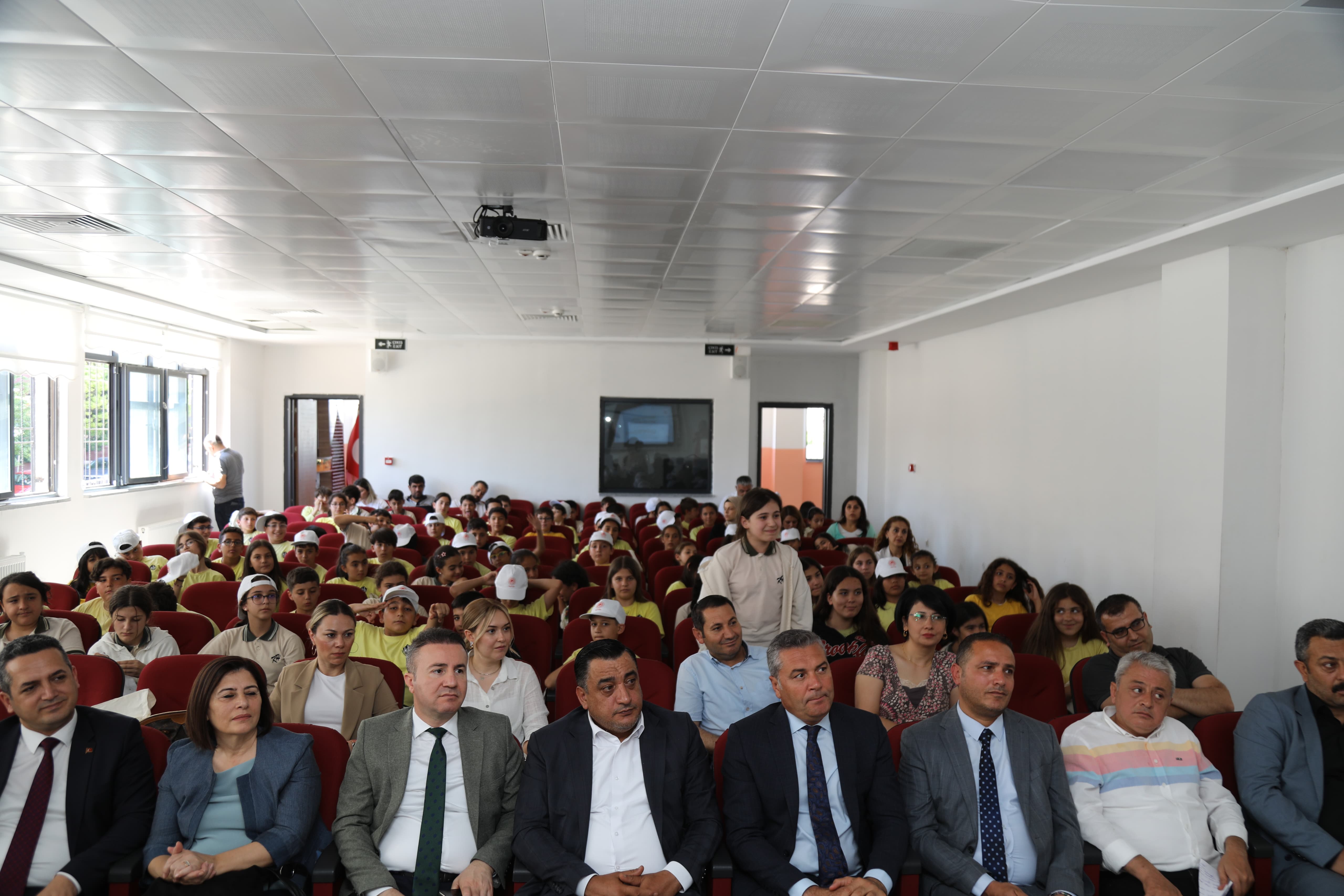 5 Haziran Dünya Çevre Haftası Etkinlikleri kapsamında Karaholding Ortaokulunda Gaziantep ili Cıncık Gibi Antep Projesi kapsamında öğrencilere Çevre konulu eğitim verilmiştir.