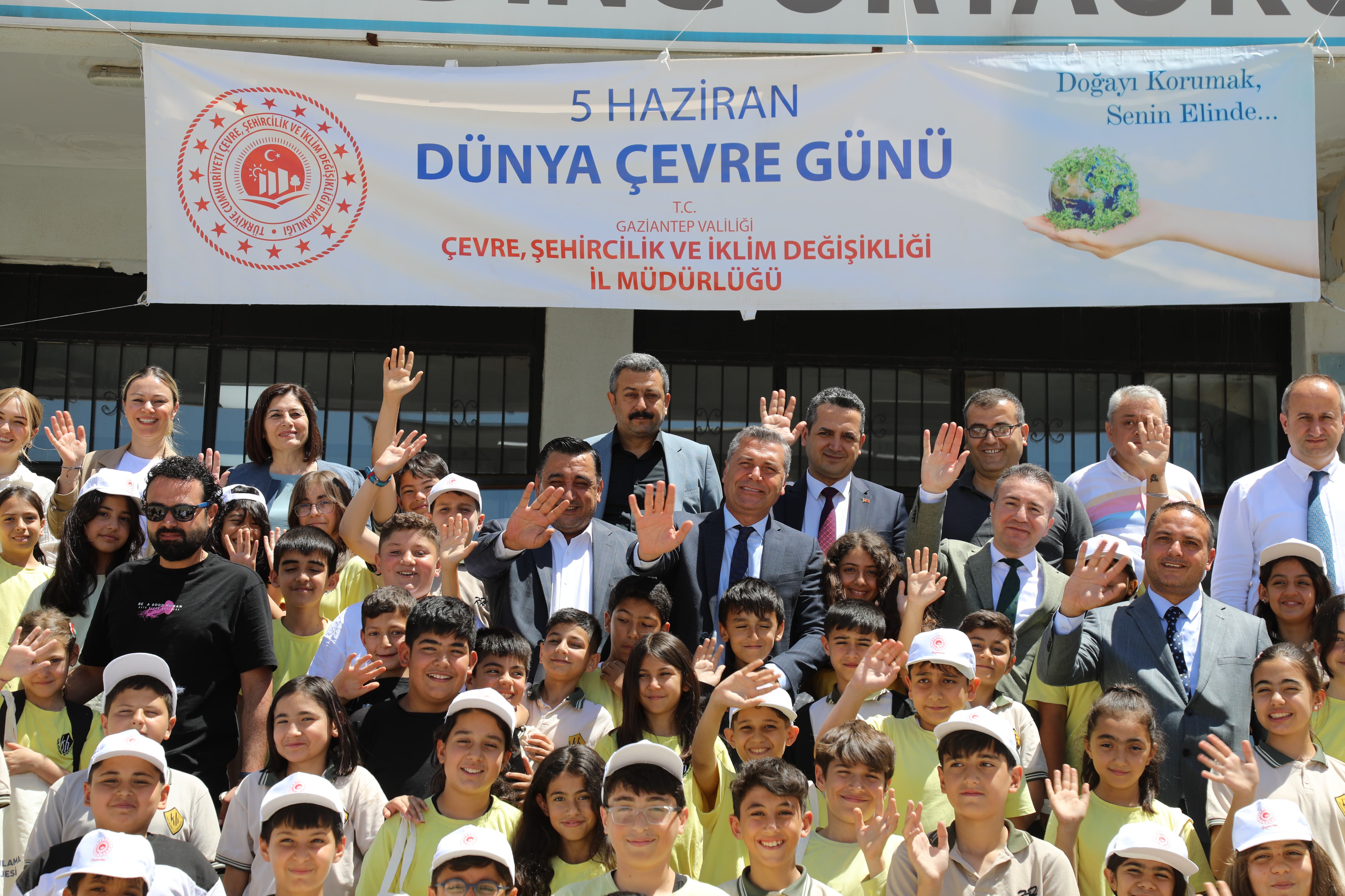 5 Haziran Dünya Çevre Haftası Etkinlikleri kapsamında Karaholding Ortaokulunda Gaziantep ili Cıncık Gibi Antep Projesi kapsamında öğrencilere Çevre konulu eğitim verilmiştir.