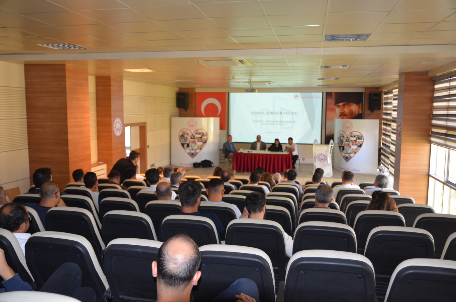 Bakanlığımızdan gelen ekibin katılımıyla il müdürlüğümüz tarafından vatandaşlarımıza, müteahhitlere ve belediyelere Yerinde Dönüşüm projesi ile ilgili bilgilendirme toplantısı düzenlenmiştir.