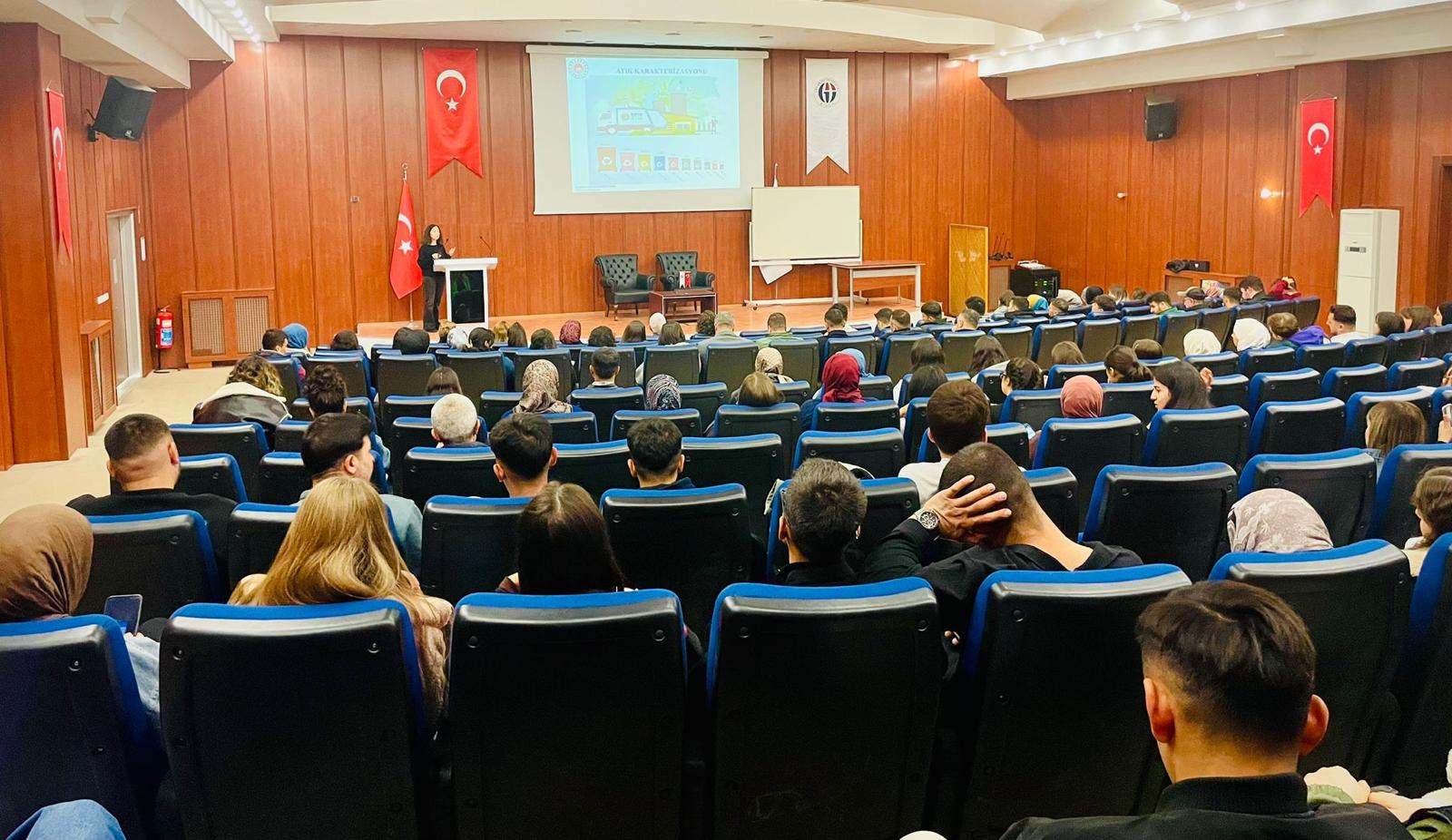 İl Müdürlüğümüz tarafından Gaziantep Üniversitesi Naci Topçuoğlu Meslek Yüksekokulunda 24.11.2025 tarihinde sıfır atık konusunda eğitim gerçekleştirilmiştir.