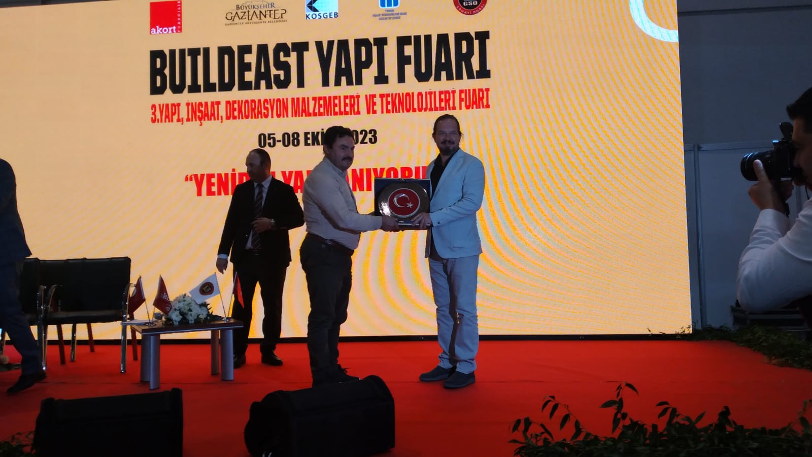 İL MÜDÜRÜMÜZ SAYIN HASAN ALAN,  3.YAPI FUARINDA AÇMIŞ OLDUKLARI STAND VE VERMİŞ OLDUKLARI HİZMET İÇİN TEŞEKKÜR PLAKETİ ALMIŞTIR