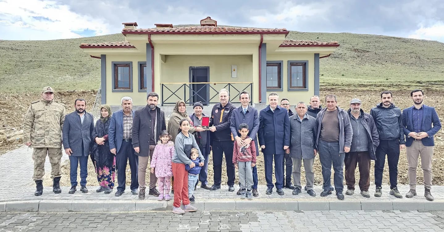 İl Müdürümüz Sayın Hakan ŞİMŞEK, AFAD İl Müdürü ve Nurdağı Kaymakamı ile Nurdağı Naimler Mahallesi Köy Evleri anahtar teslimini gerçekleştirdiler.