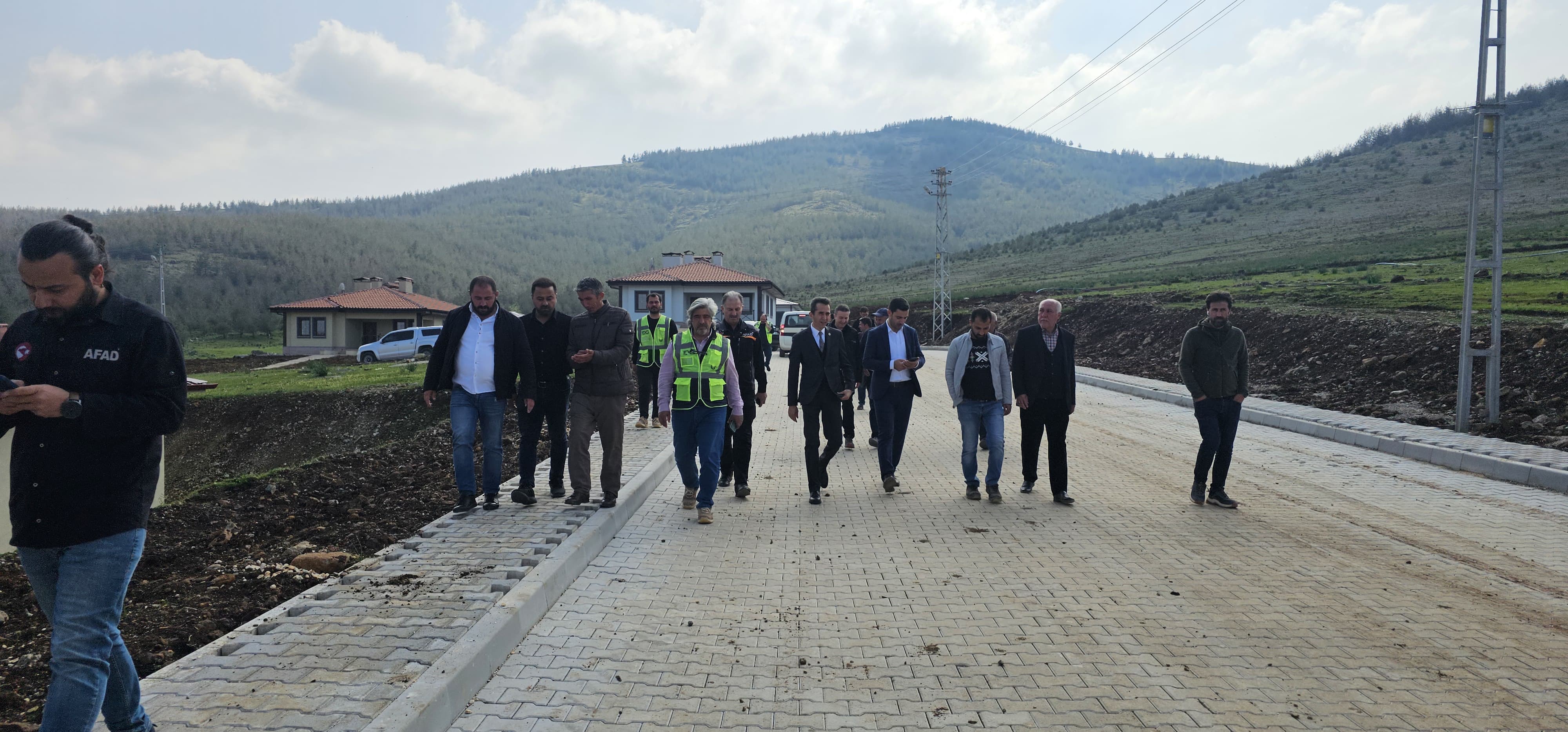 İl Müdürümüz Sayın Hakan ŞİMŞEK; AFAD İl Müdürü, Nurdağı Kaymakamı ve Nurdağı Belediye Başkanı ile Nurdağı Meshöyük Mahallesinde Köy Evlerinin anahtar teslimini gerçekleştirdiler.